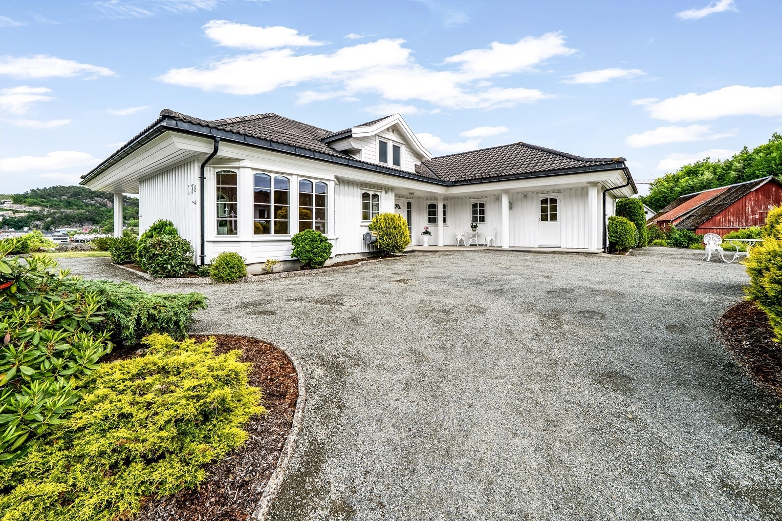 Romslig og ryddig tomt. Galleribilde