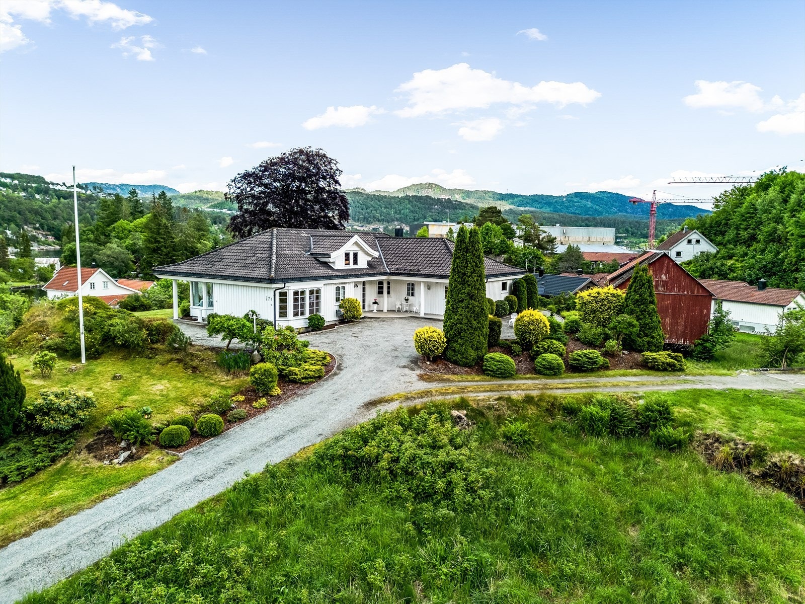 Velkommen til Svegeveien 17B! En flott bolig med
eiendom på over 4 mål! Galleribilde