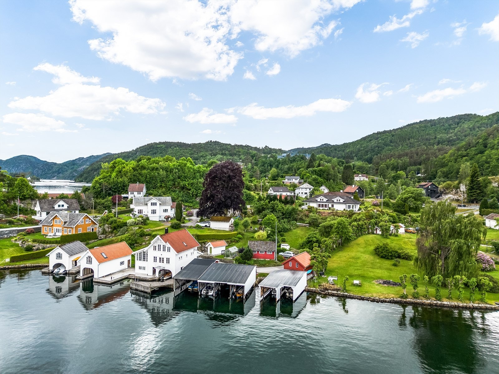 Båtplass kan langtidsleies av selger like på nedsiden av boligen. Galleribilde