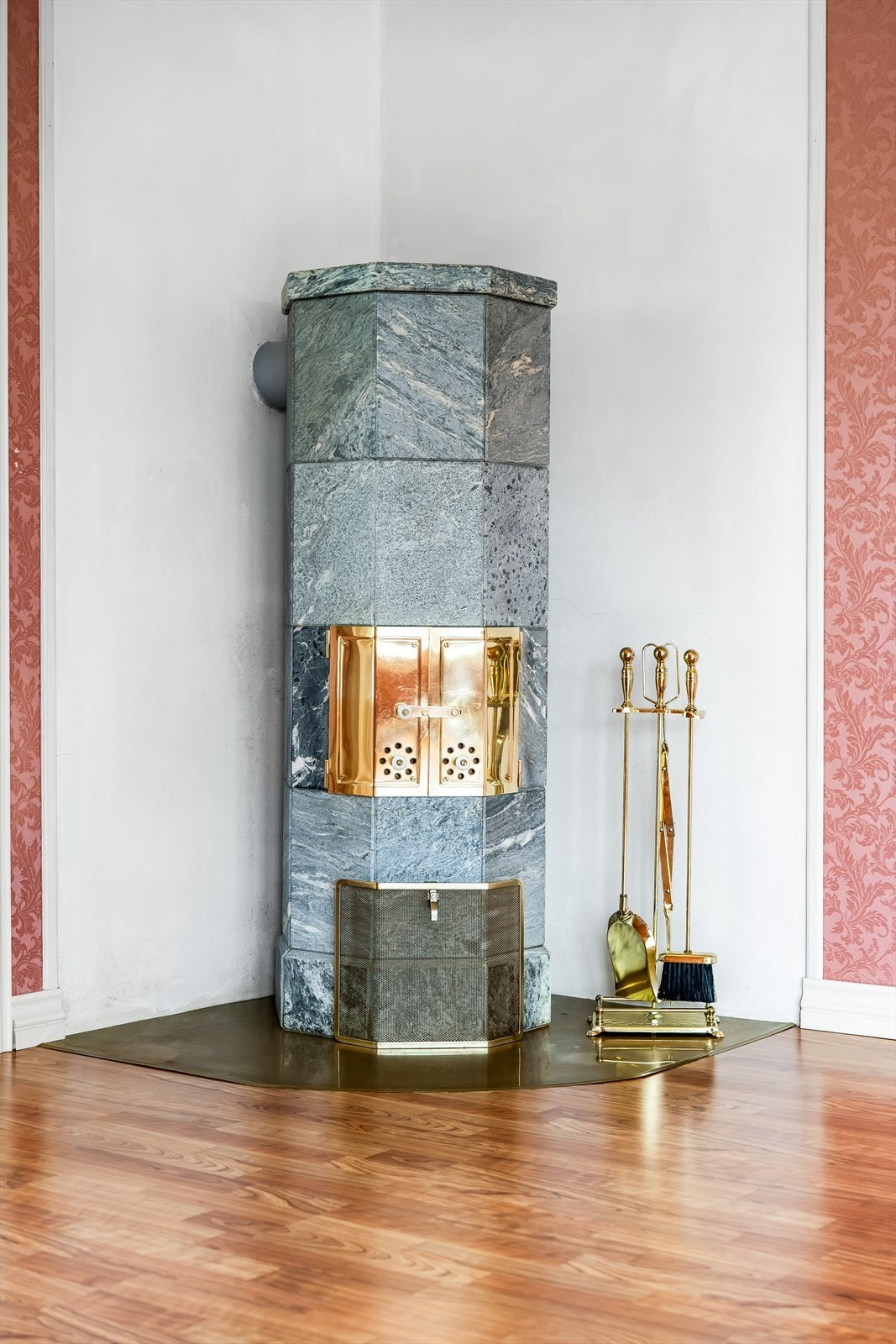 Vedfyring i vedovn plassert i stue. Galleribilde