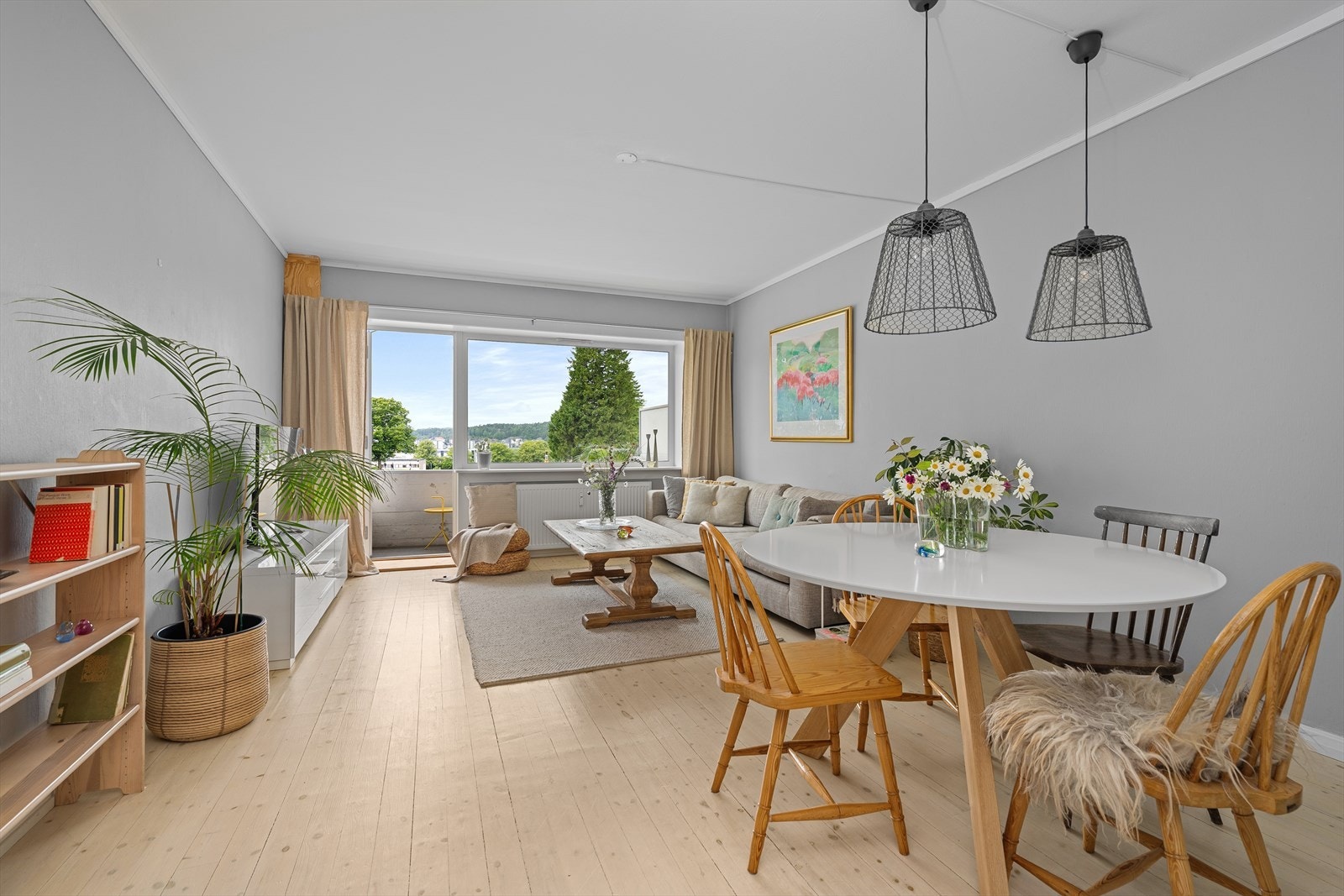 Velkommen til en kul 3-roms andelsleilighet med ypperlig beliggenhet og god og fri utsikt mot Vabua og parken som ligger like over gaten. Leiligheten er presentert av Ina Andersen for Eiendomsmegler Norge. Galleribilde