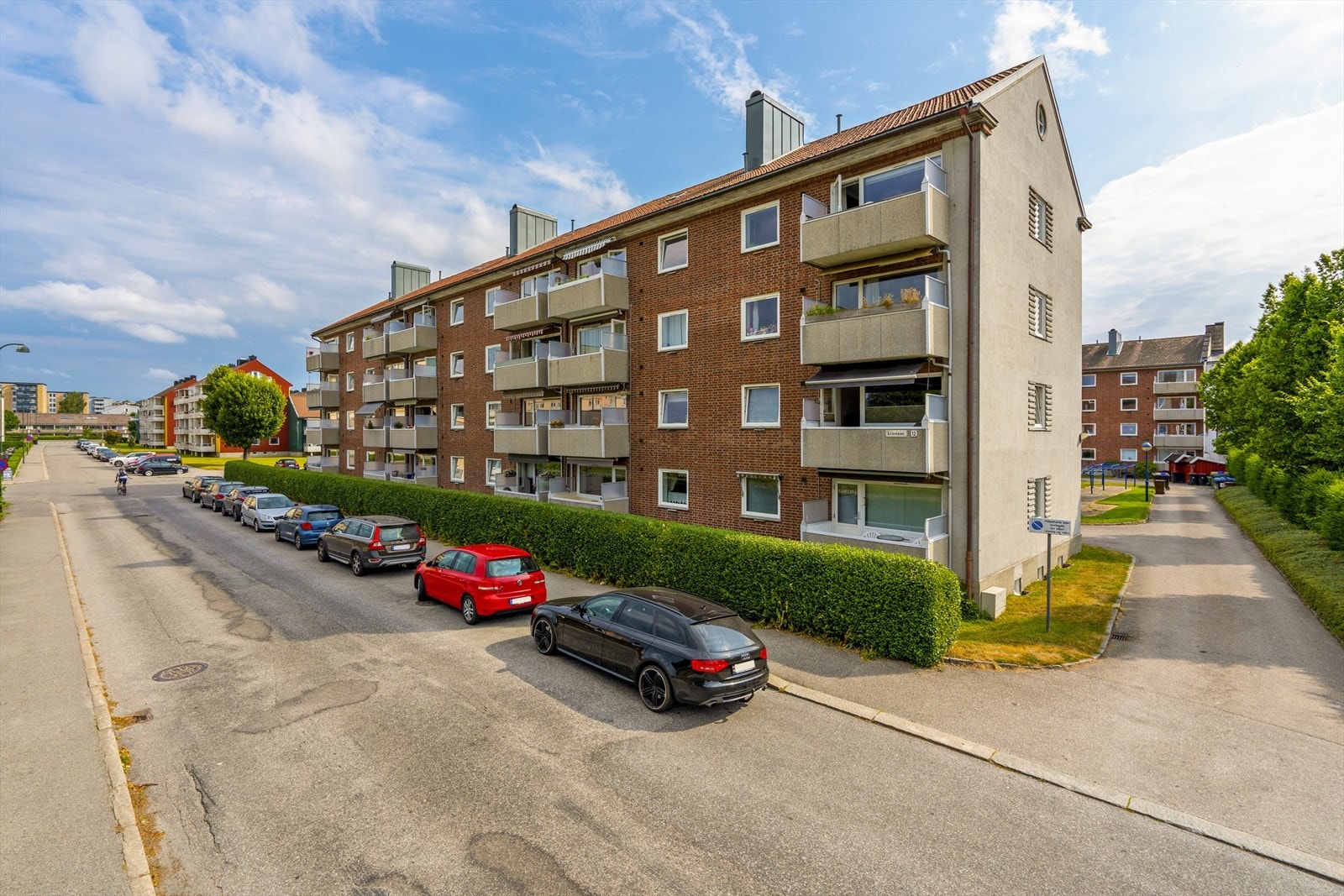 Flytter du hit vil du bo midt på Lund med gangavstand til det aller meste! i nabobygget finner du nærmeste dagligvarebutikk, og lengre bort i gaten er det bakeri. Det er forøvrig kort avstand til treningssenter, UiA og sentrum forøvrig. Galleribilde
