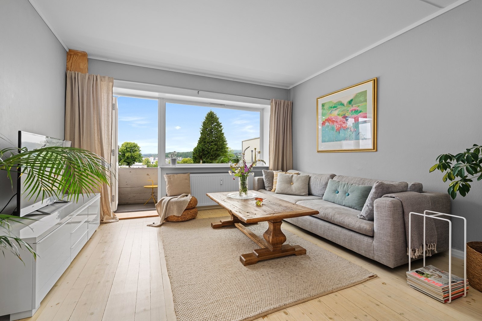 Velkommen inn! Leiligheten har en praktisk planløsning med en stor stue/spisestue, 2 soverom, kjøkken, bad og entre. I tillegg medfølger det hele 3 stk. boder som gir godt med oppbevaringsplass. Galleribilde