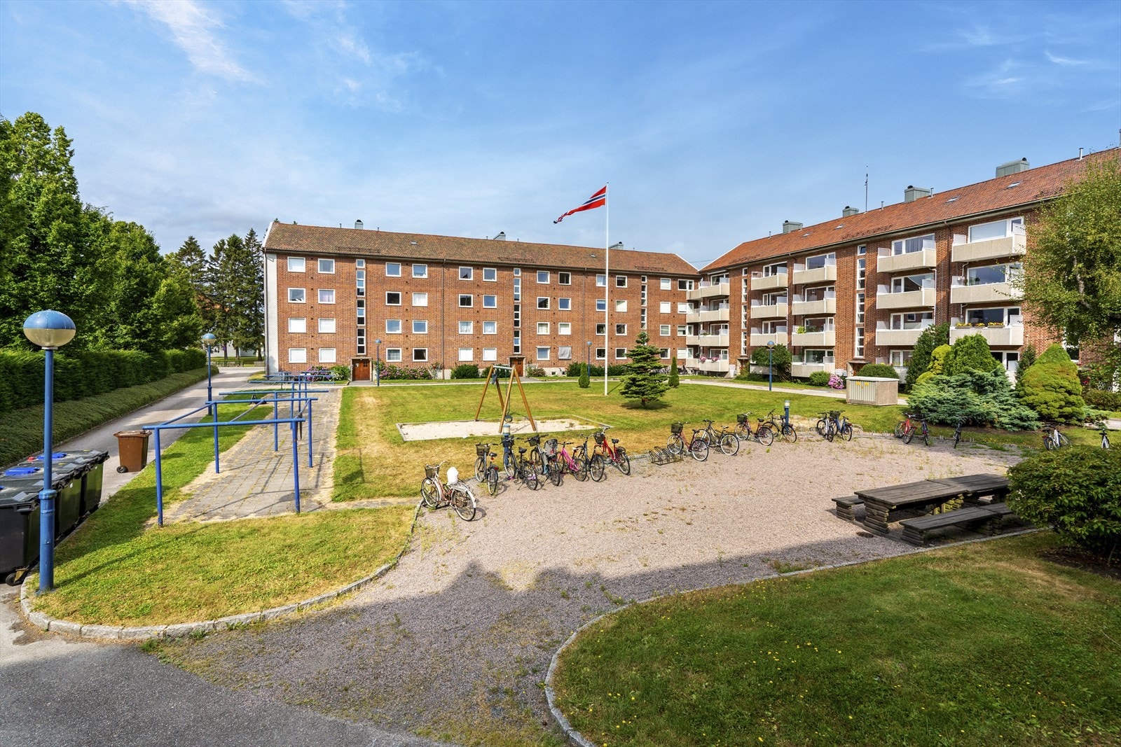 Borettslaget er veldrevet og har gjennom tidene gjort de utbedringene som har vært nødvendige. Borettslaget har også vaktmestertjenester inkludert i fellesutgiftene. Nå ferdigstilles snart de siste badene og rørfornyingen i den sammenheng. Galleribilde