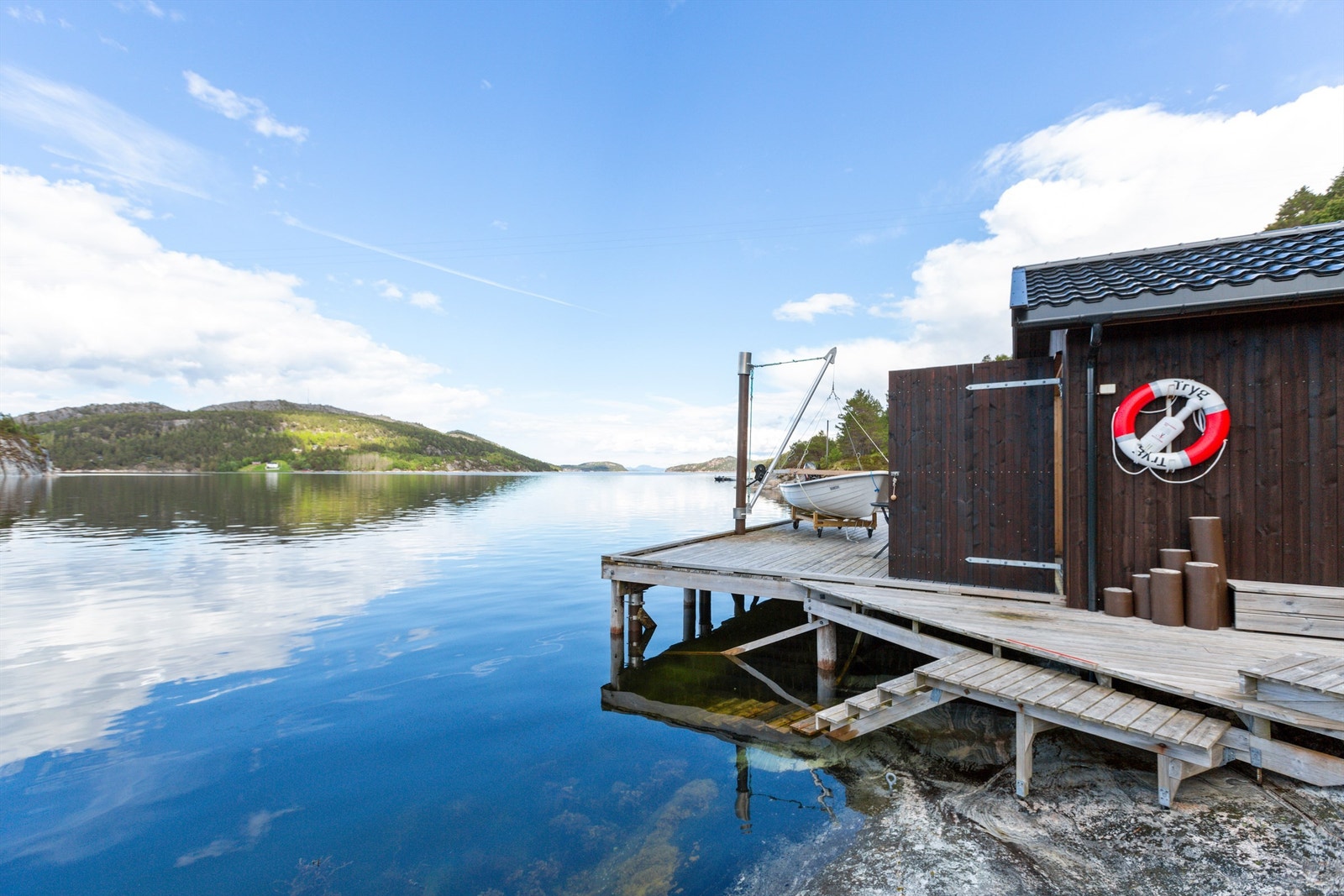 Området rundt byr på et bredt spekter av sommeraktiviteter, inkludert fiske, bading, padling, ulike vannsportaktiviteter og golf. Galleribilde
