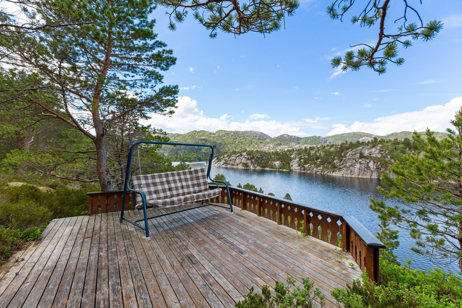Fantastisk utsikt mot Tyskøya og Rønnessundet. Galleribilde