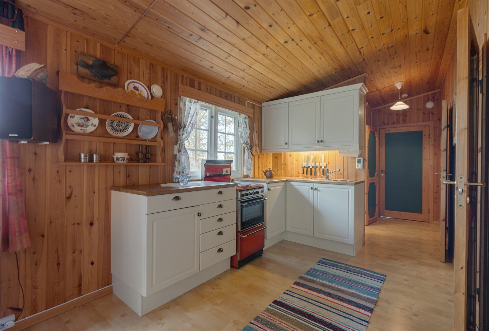 Kjøkkenet ligger naturlig tilbaketrukket fra stuen og er innredet med lyse slette fronter og benkeplate av laminat. Galleribilde