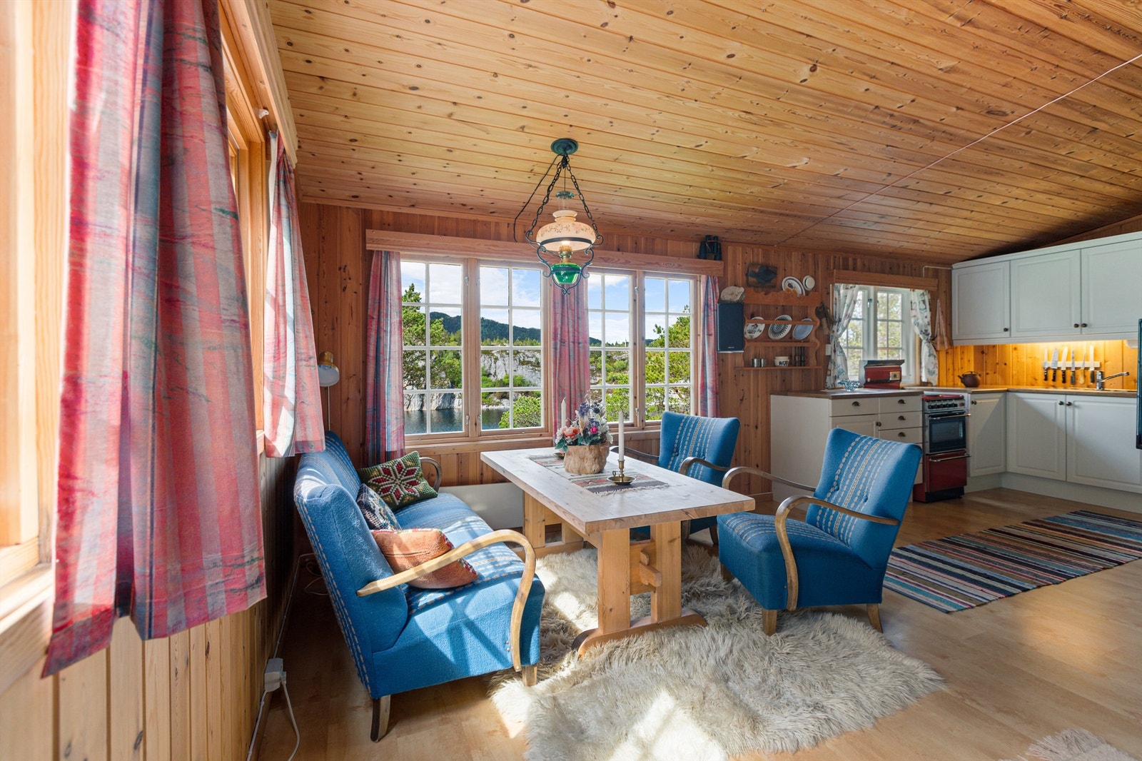 Stuearealet er romslig, og har god plass til sofagruppe og spisegruppe. Galleribilde