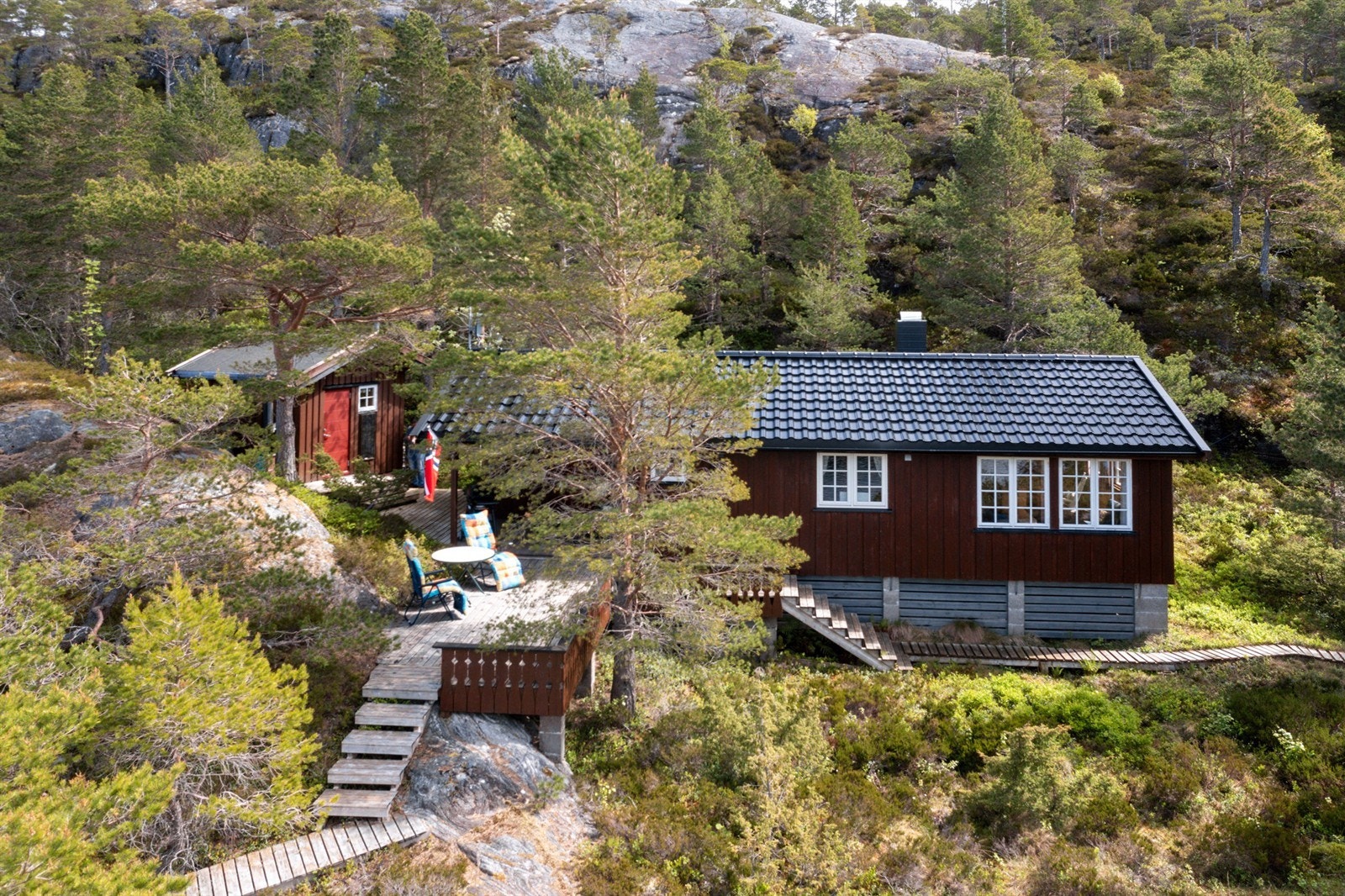 Det gjøres oppmerksom på at deler av terrassen og stien i treverk samt naustet er oppført utenfor tomtegrensen, men grunneier har muntlig sagt at det er ok med grensejustering. Kjøper overtar alt ansvar, eventuell kostnad og risiko forbundet med dette. Galleribilde