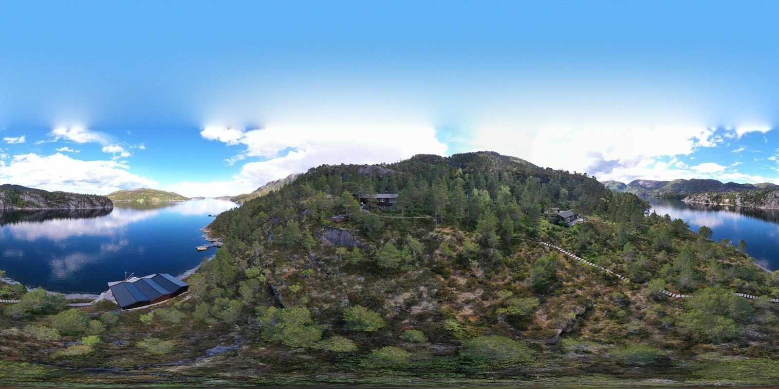 Her kan du nyte roen, med havet som din nærmeste nabo, bare en kort kjøretur fra Trondheim på ca. 1 time og 25 minutter. Kort vei også til Kongensvoll. Galleribilde