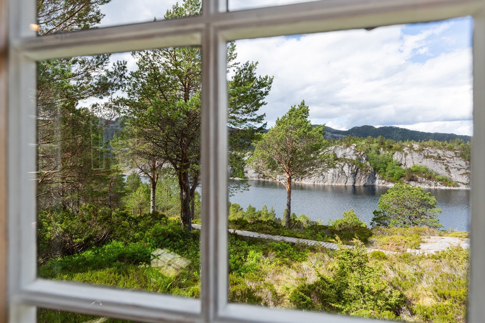 Flott utsikt også fra stuevinduet. Galleribilde