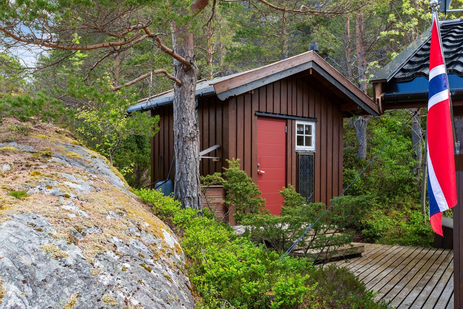 Det ble etablert ny pipehatt og aluminiumtak med takrenner og nedløp i 2015. Galleribilde