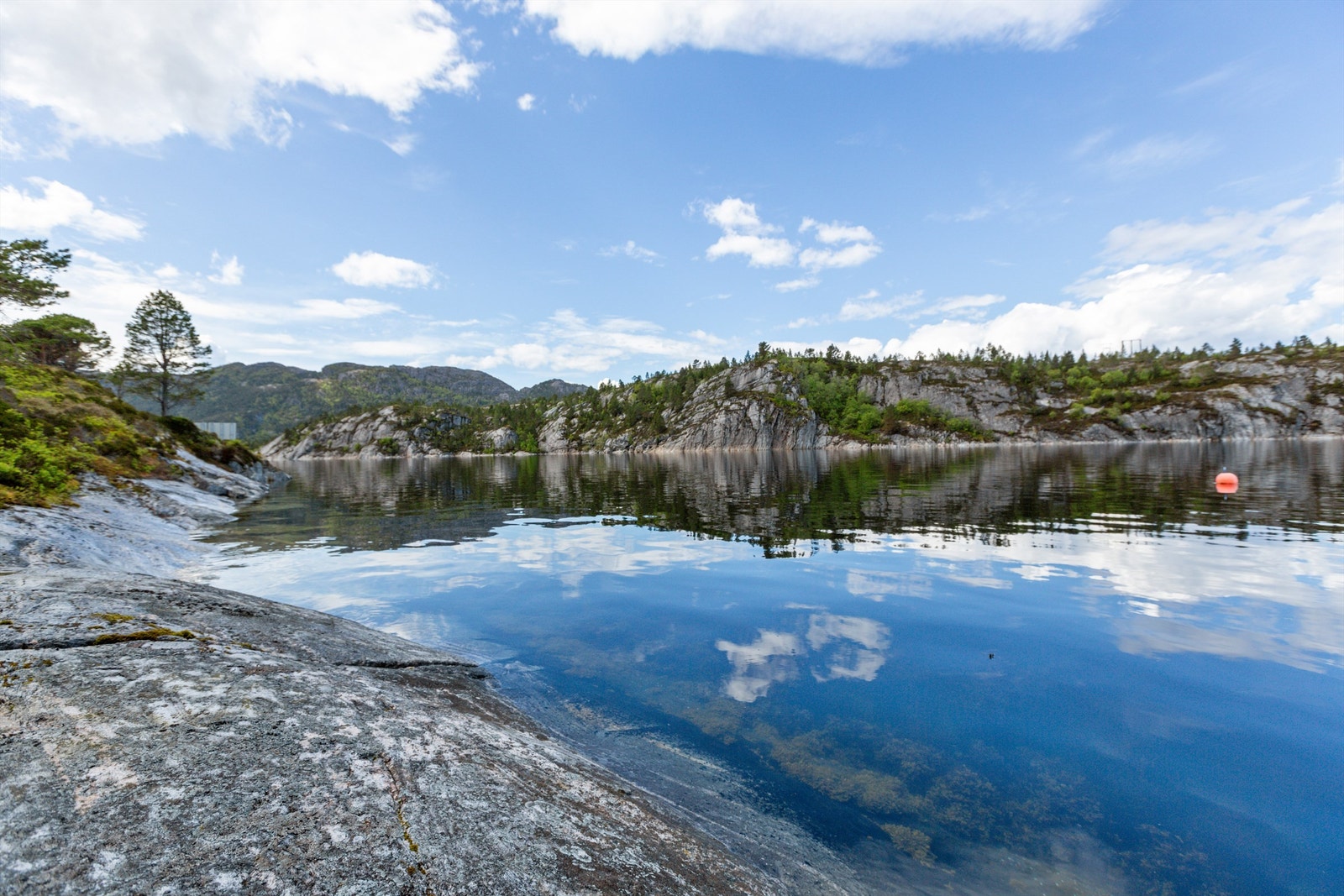 Med båt er det enkelt å utforske de flotte øyene i nærheten. Midt i Trondheimsleia finner du Hemnskjelkaia, et livlig knutepunkt med restaurant, pub og live underholdning, som gir ekstra liv til området og tilbyr gode muligheter for sosiale sammenkomster. Galleribilde