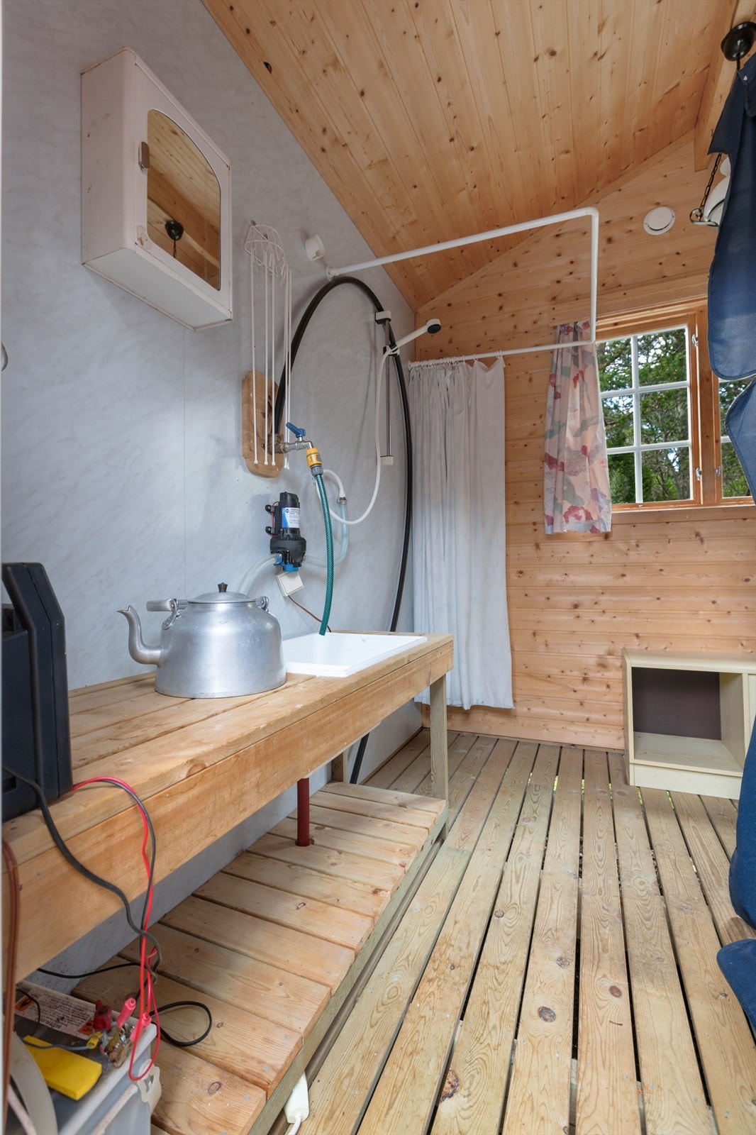 I uthuset er det installert dusj som bruker oppvarmet vann med 12v vannpumpe for dusj Galleribilde