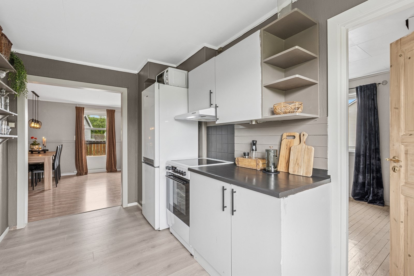 Plass for frittstående komfyr, oppvaskmaskin og kjøl/frys. Galleribilde