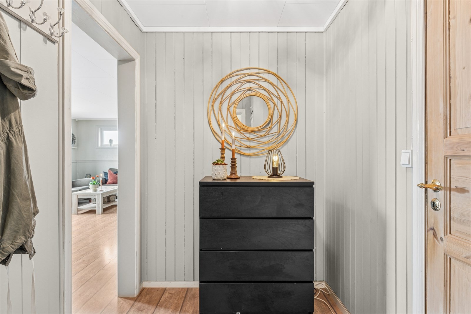 Velkommen inn! Lys og hyggelig entré med plass for enkle garderobe- og opphengsløsninger. Galleribilde