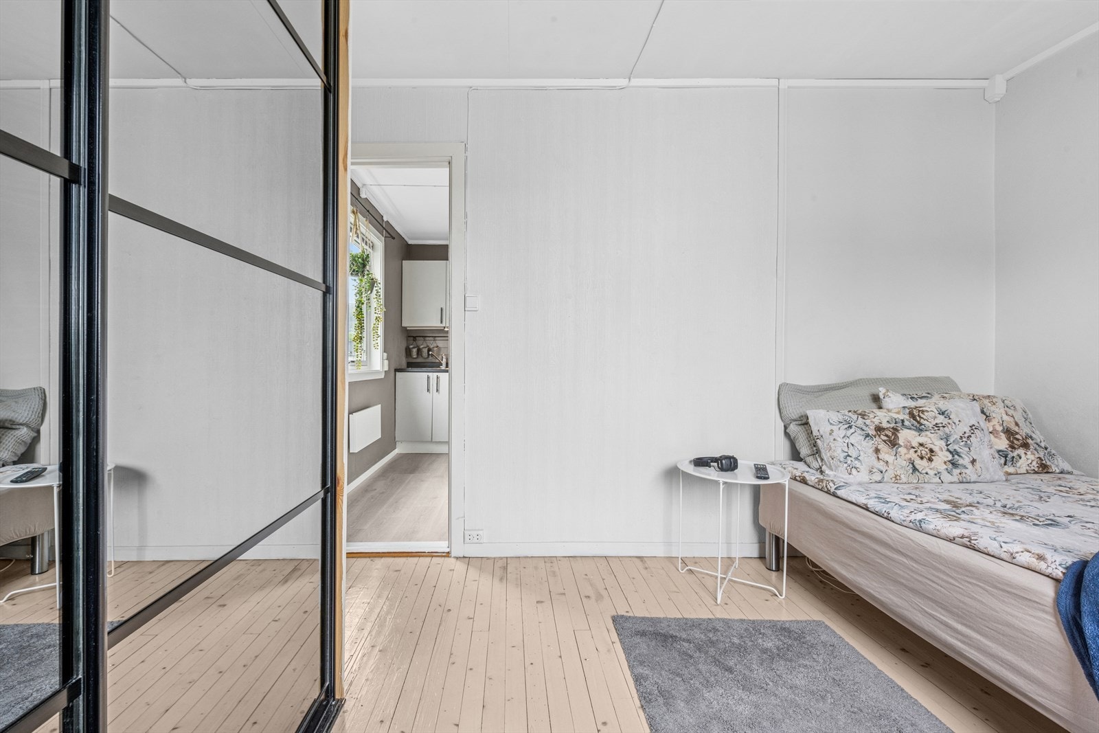 Begge rom har god plass for dobbeltseng, nattbord og garderobeløsninger. Galleribilde