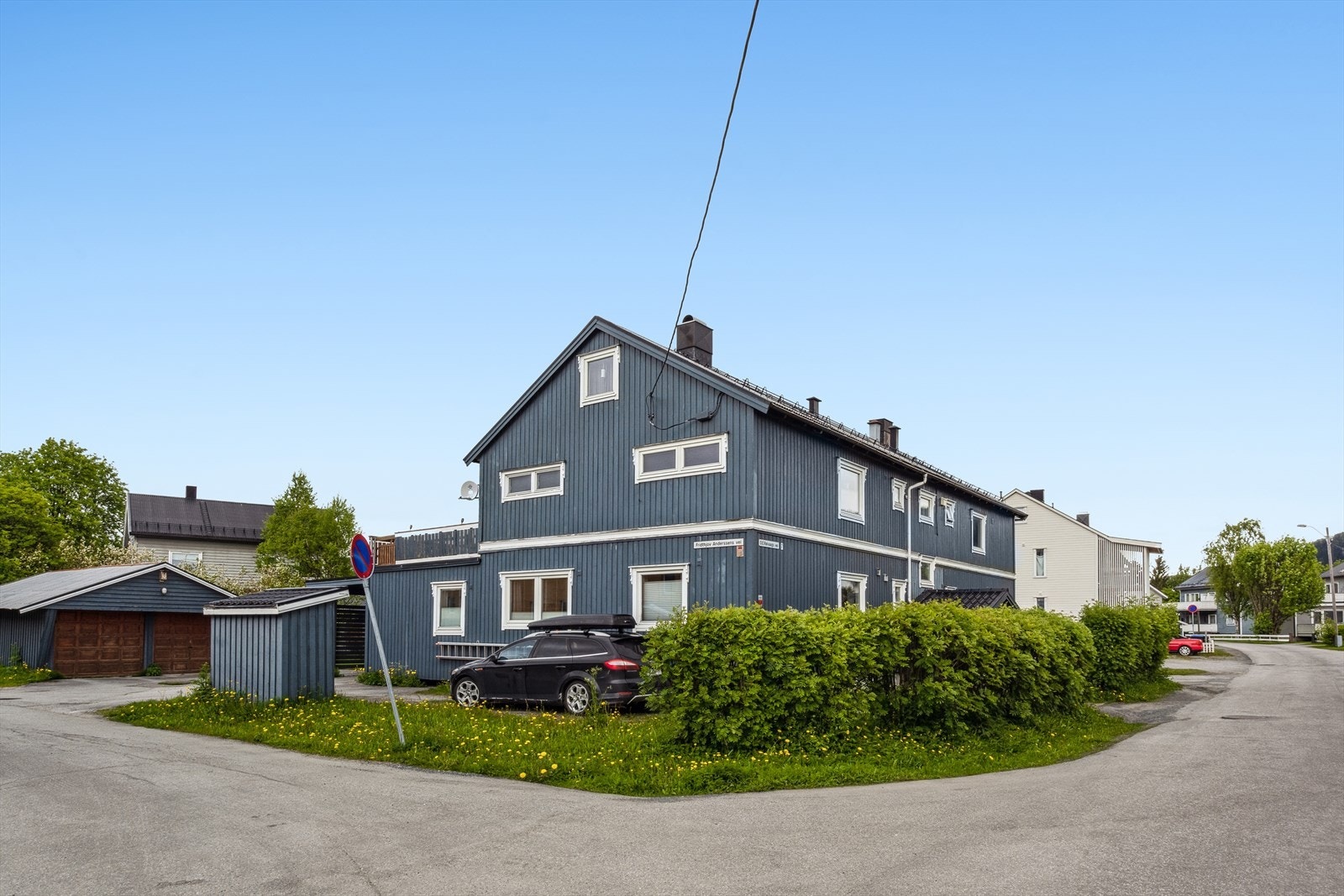 Sentral beliggenhet på Sagbakken, med kort vei til skole, barnehage, dagligvare og flotte turområder. Galleribilde