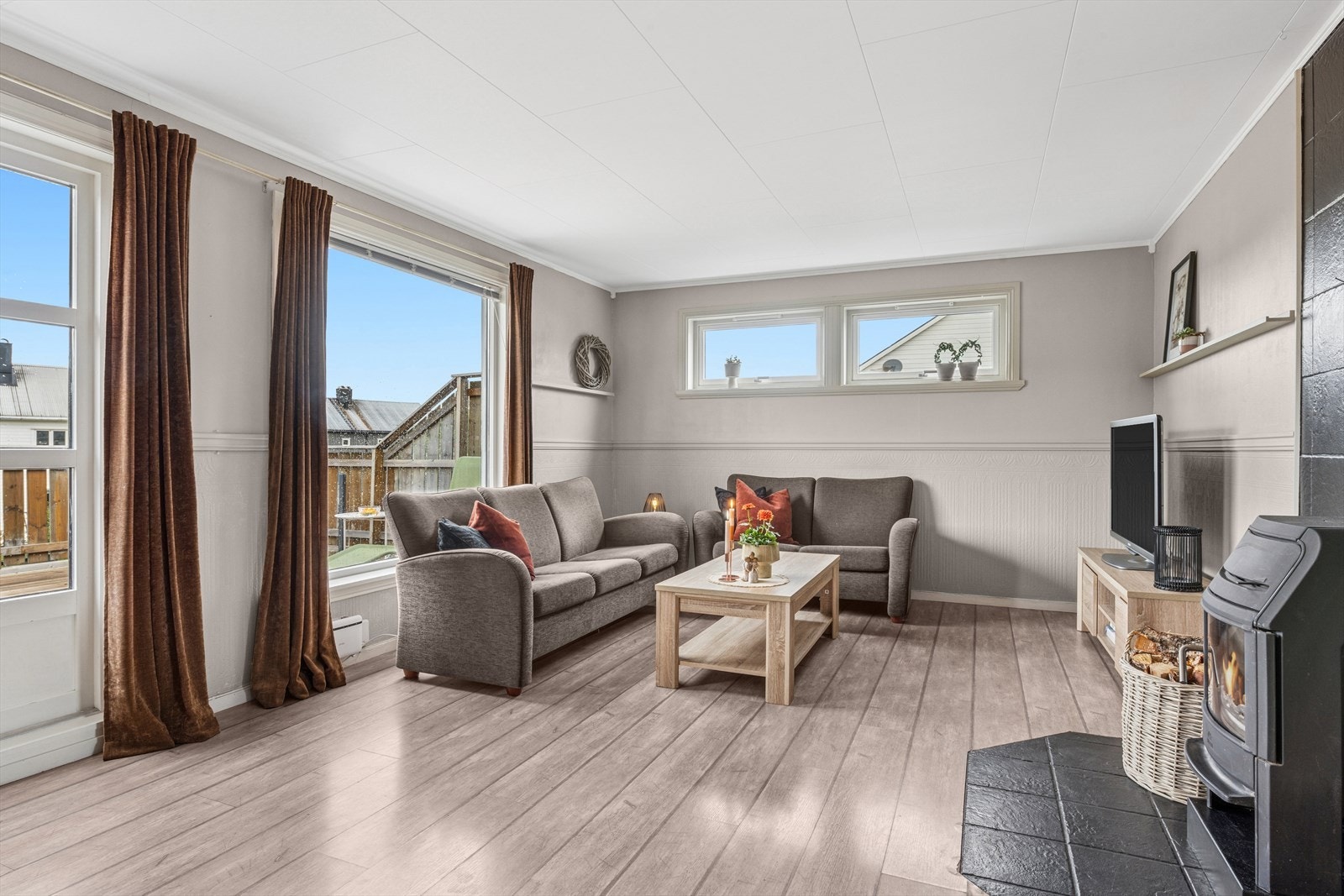 Sofakroken finner fort sin naturlige plass i rommet, og tv-en kan med fordel plasseres mot/på vegg. Galleribilde