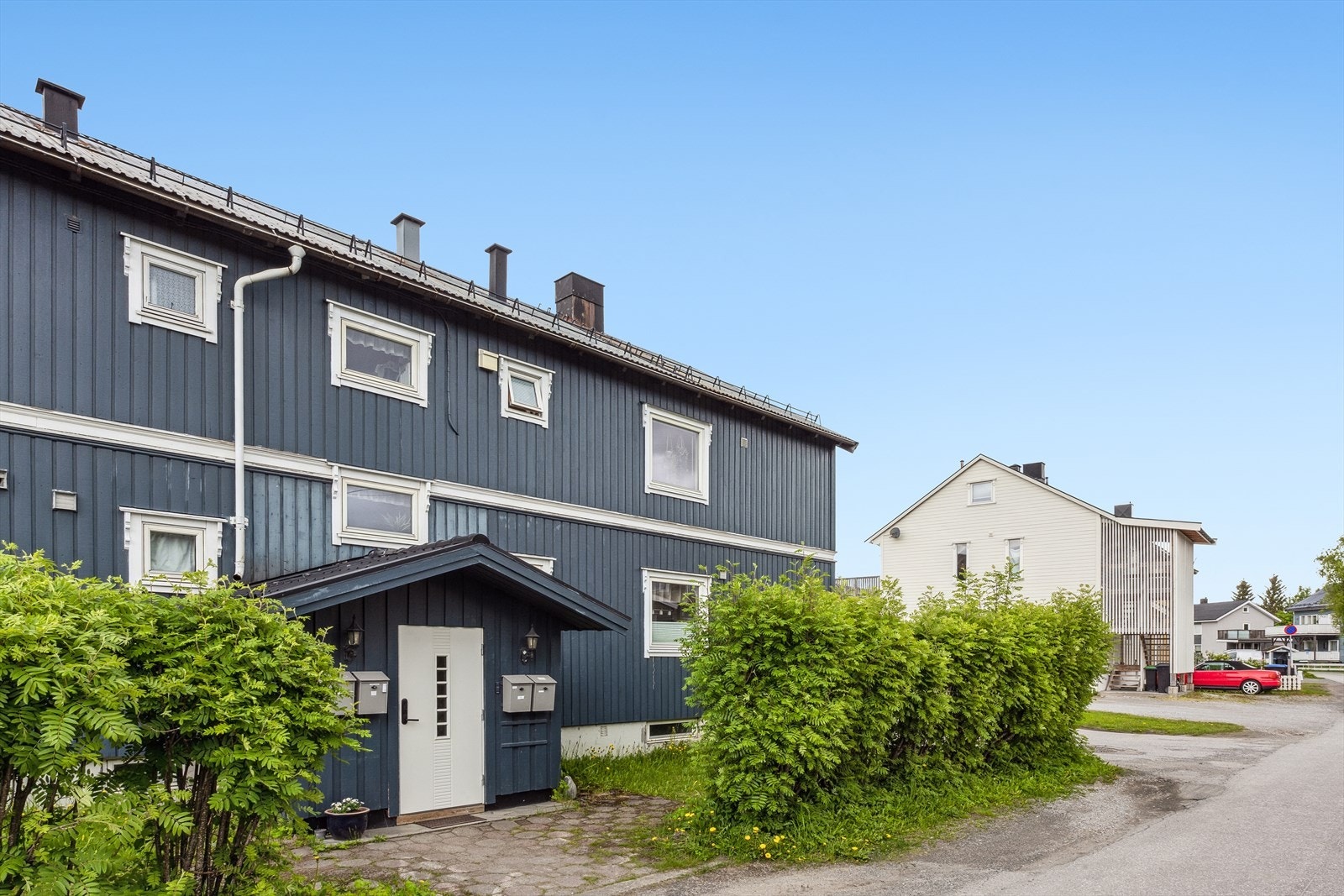 Et hyggelig inngangsparti ønsker deg velkommen hjem. Galleribilde