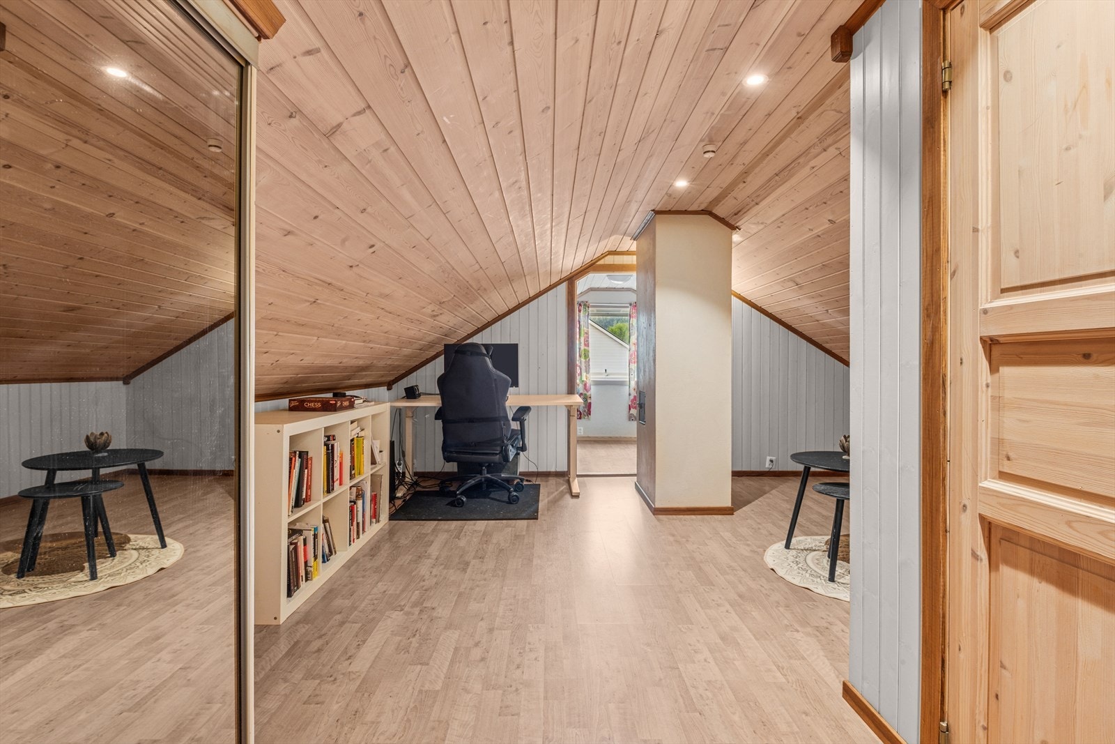 Innredet loft. NB! Det finnes ikke tegninger eller godkjenning på at dette er omsøkt ift. dagens bruk. Galleribilde