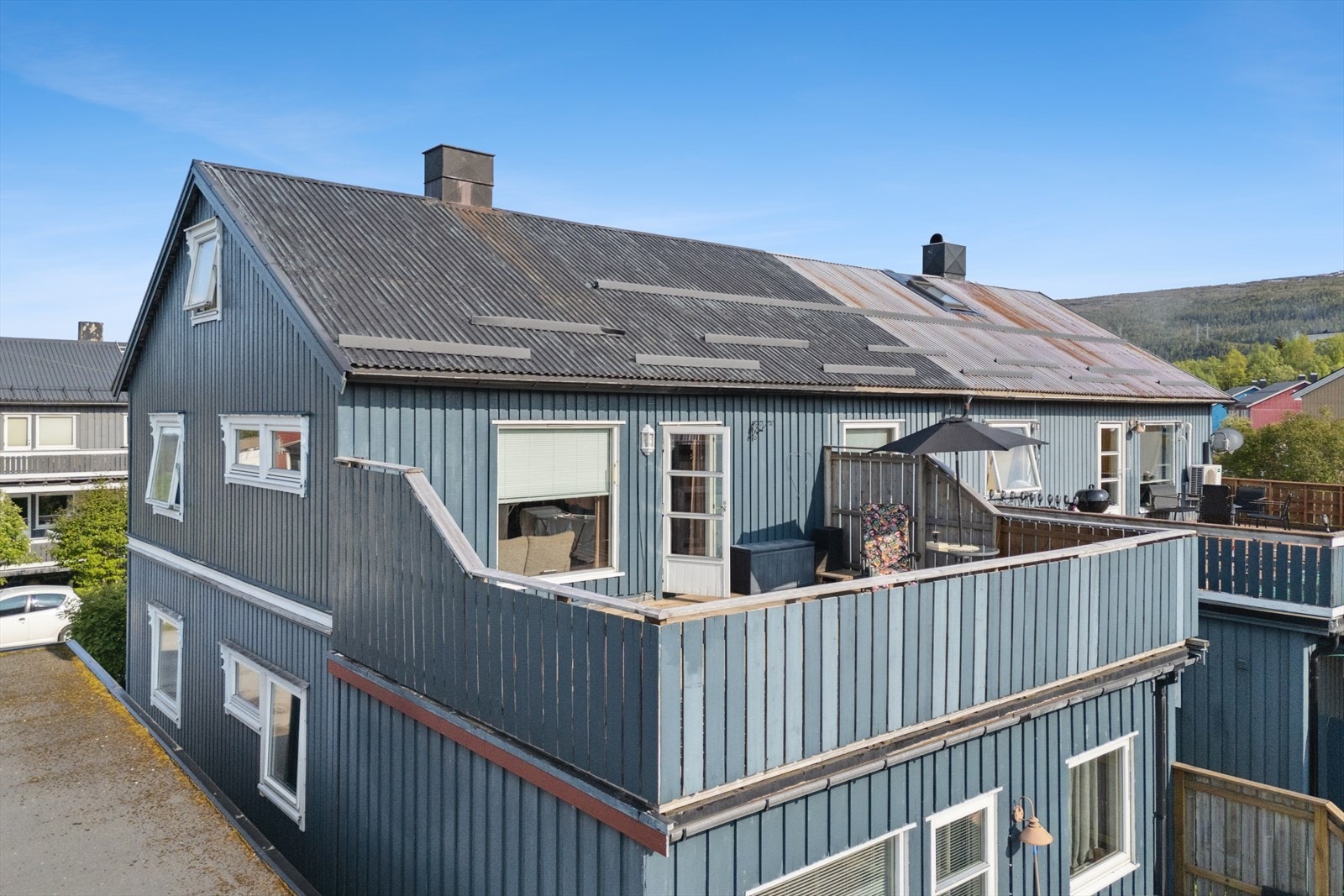 Nyt utsikten fra denne flotte balkongen på 31 kvm, perfekt for avslapning og sosiale sammenkomster. Galleribilde