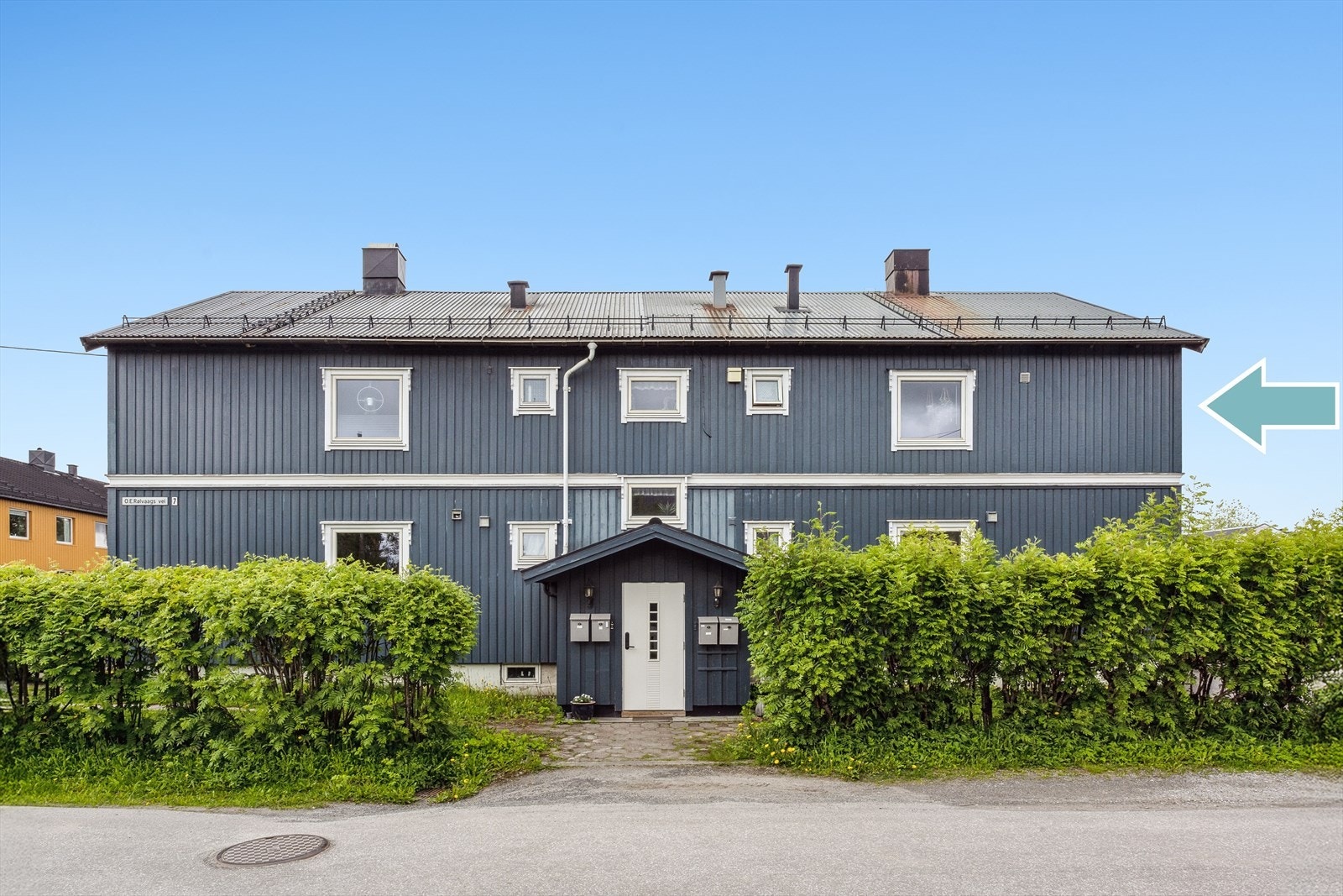 Leiligheten ligger i byggets andre etasje, og disponerer også loftsareal. Galleribilde