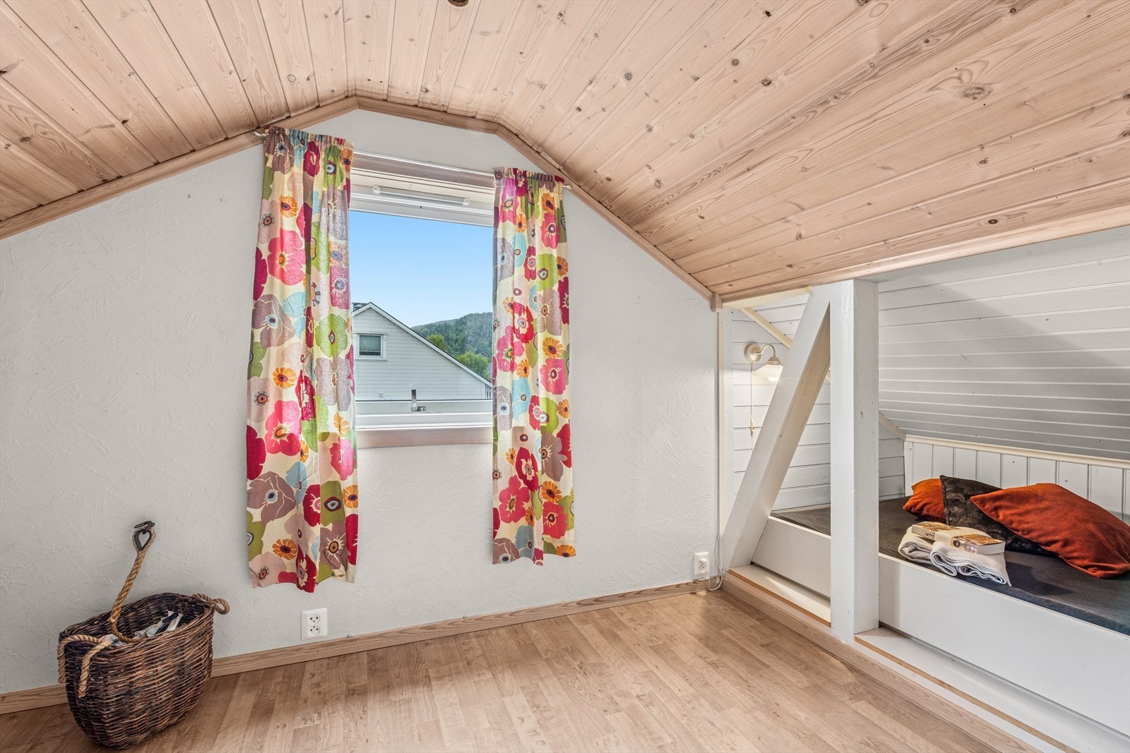 Rom innredet som soverom på loft. NB! Det finnes ikke tegninger eller godkjenning på at dette er omsøkt ift. dagens bruk. Galleribilde