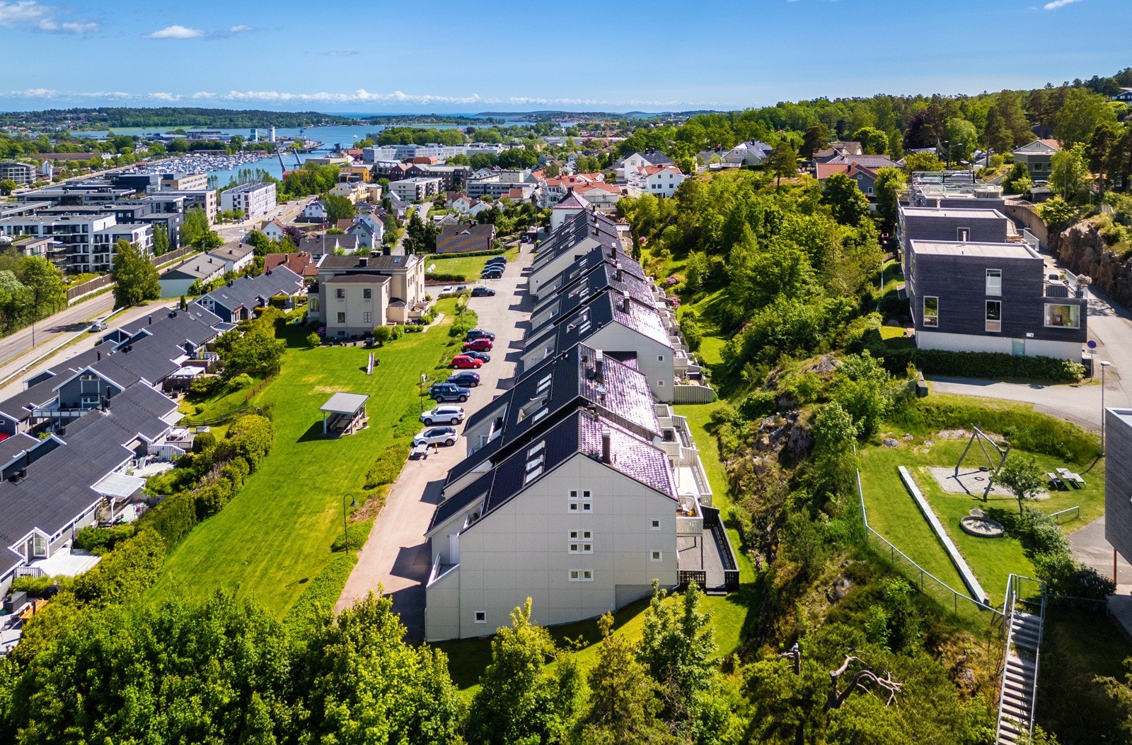 Bo med sjøen og bylivet rett utenfor døren! Leiligheten ligger sentralt til på Kaldnes, et attraktivt område som byr på en spennende miks av bolig, kultur og byliv. Galleribilde