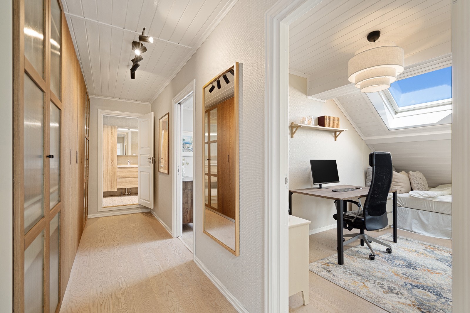 Fra stuen er det gang inn til praktisk plassert bad, og 2 soverom. Galleribilde