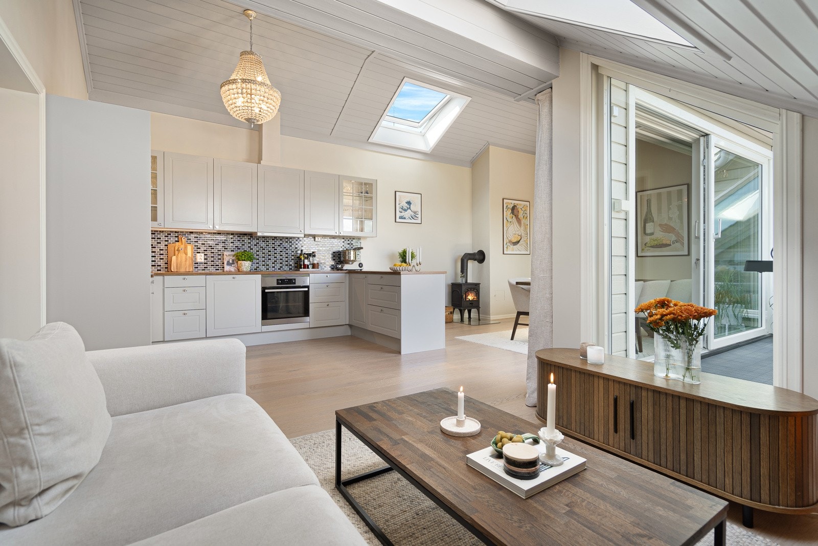 Det er god plass til både sofagruppe og spisebord. Galleribilde