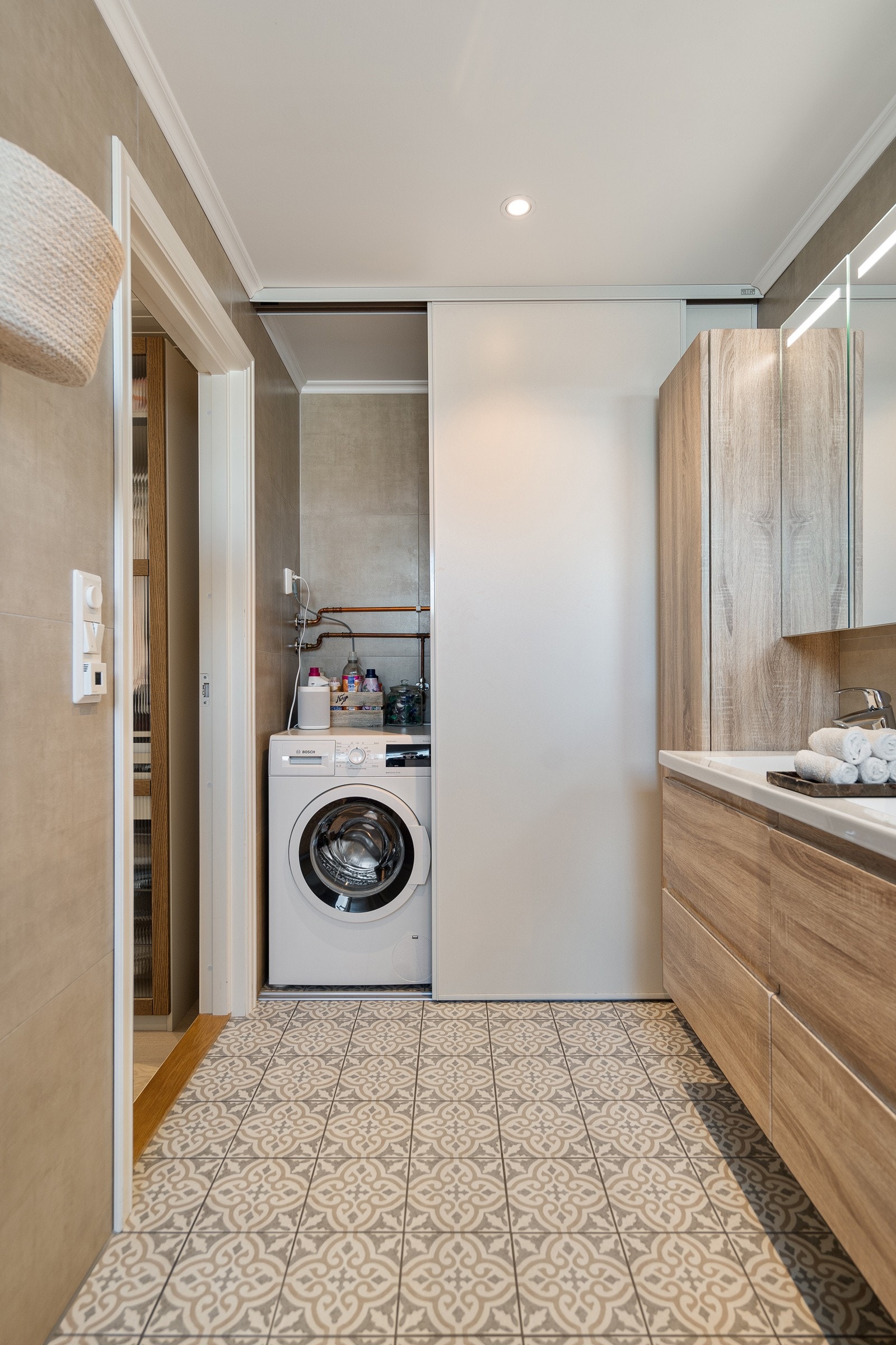 Badet har også opplegg for vaskemaskin bak skyvedør. Galleribilde
