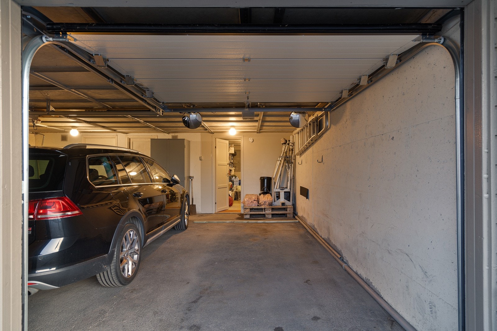 Parkeringsplass i felles garasjeanlegg, med praktisk bod. Galleribilde