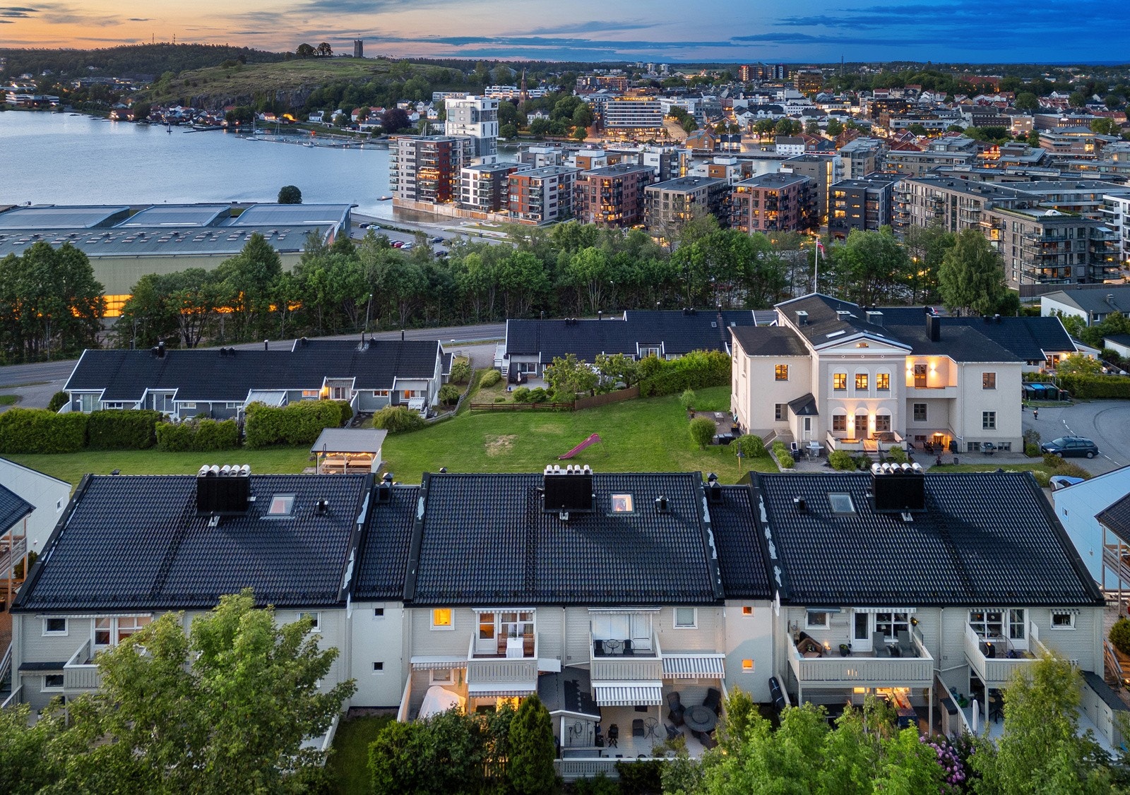 Her bor du rett ved bryggekanten med kort vei til populære kafeer, restauranter og spennende nisjebutikker. En rusletur over gangbroen tar deg til nydelig Tønsberg Brygge. Galleribilde