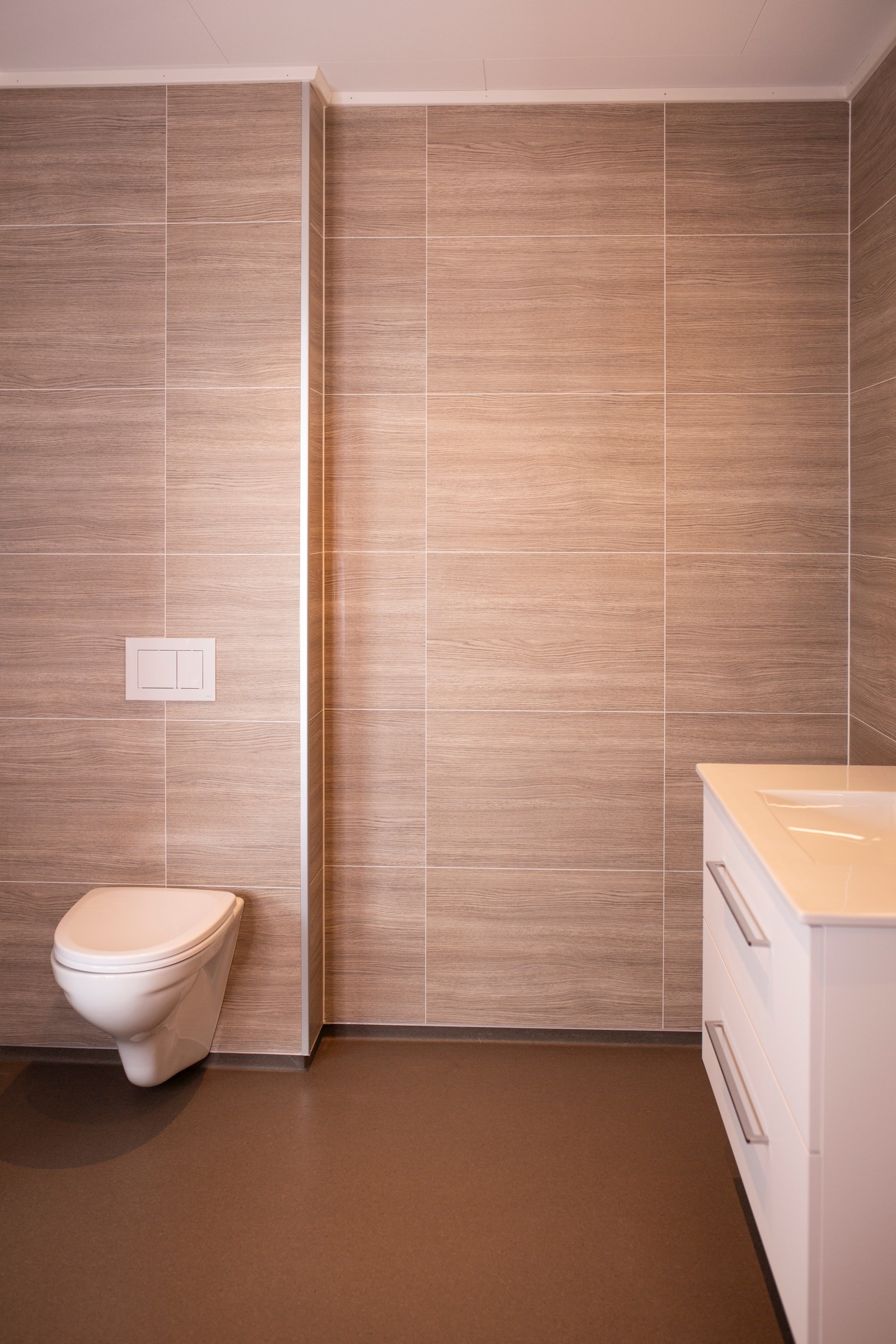 Hele 3 bad i hver bolig, et tilhørende hvert soverom. Spesielt store og delikate bad. To med dusjhjørne og et også med badekar. Galleribilde