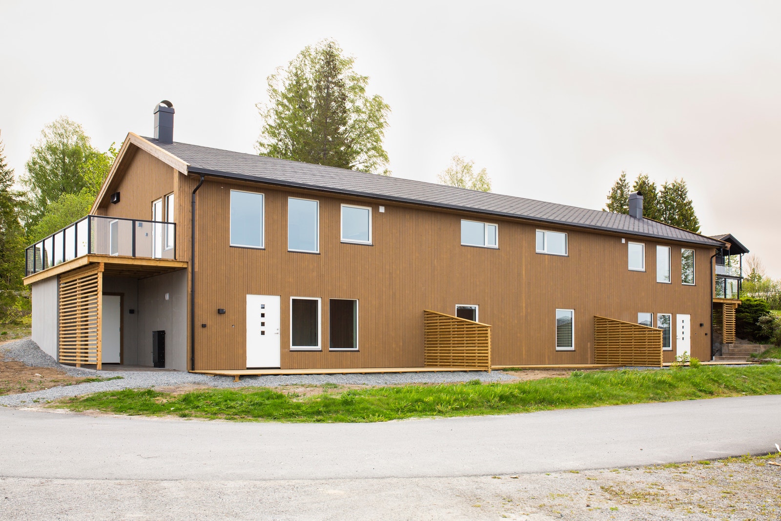 Hele boligen - fasadebilde. Rikelig med parkering og kort vei til kollektivtransport, butikker og turområder Galleribilde