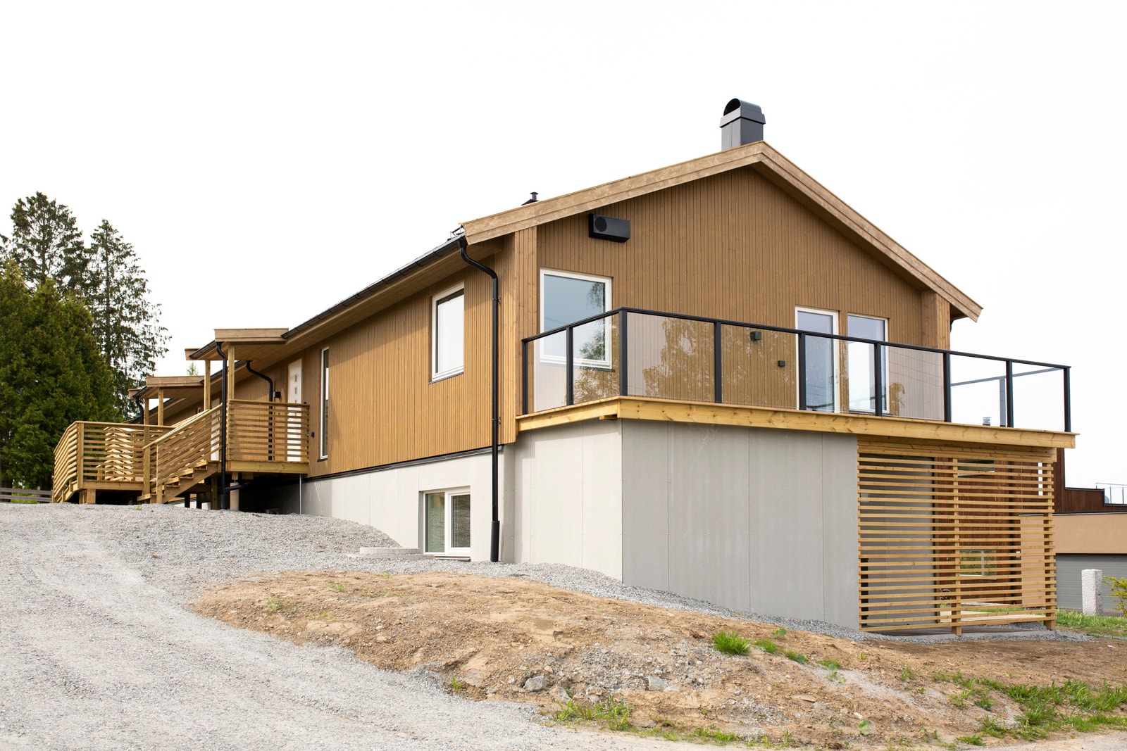 Fasadebilde ved ankomst bolig. Velkommen til en moderne og rolig tomannsboliger i Eidsvoll – med høy standard. Galleribilde