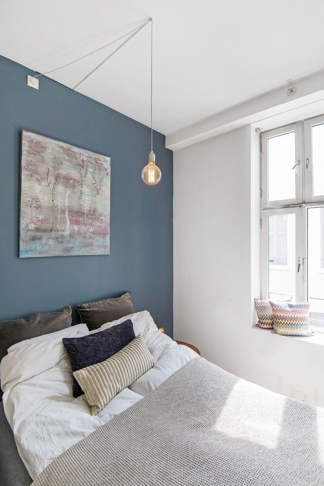 Tilbaketrukket soverom med plass til dobbeltseng. Galleribilde