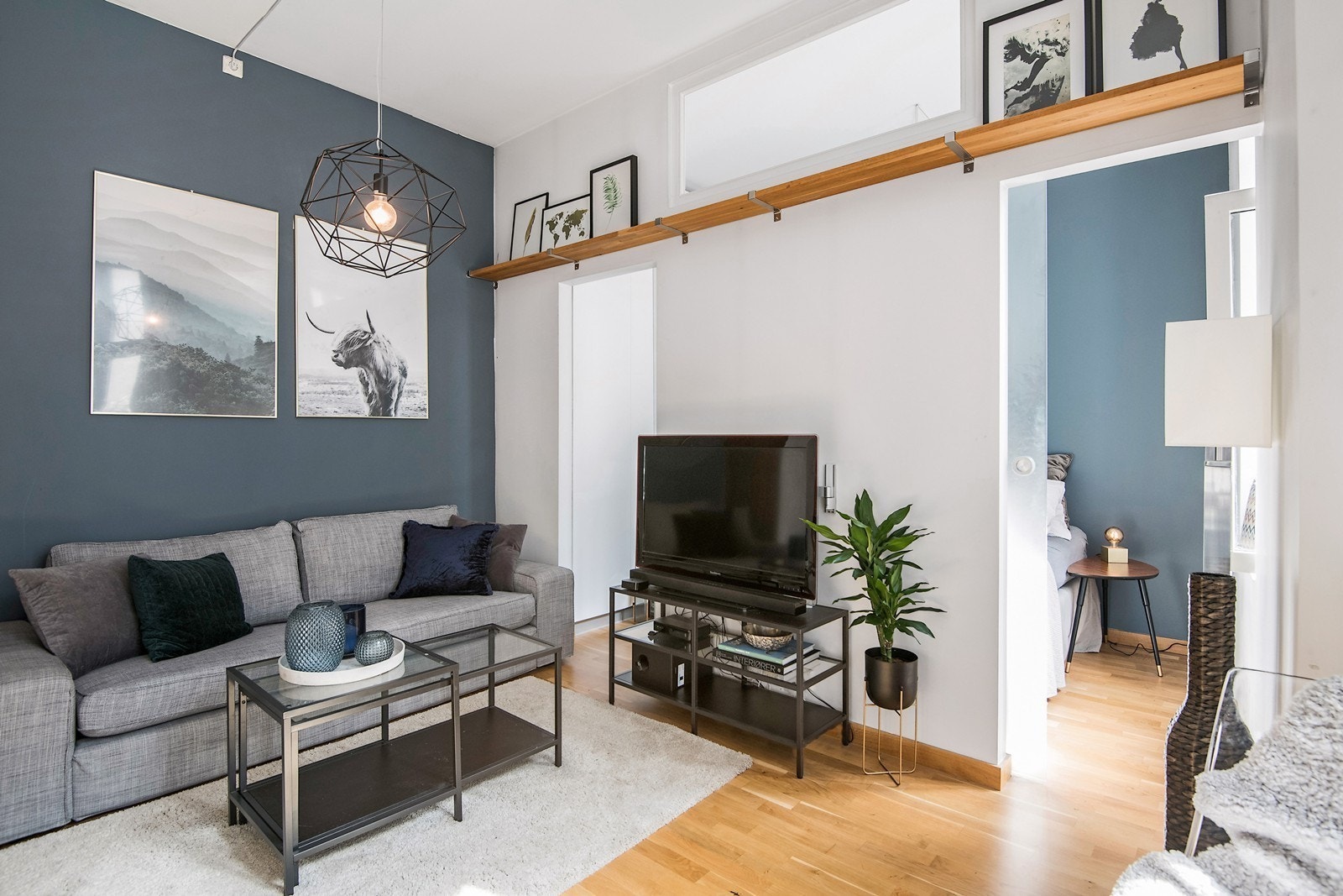 Stue med plass til sofa, tvløsning og spisebord. Galleribilde