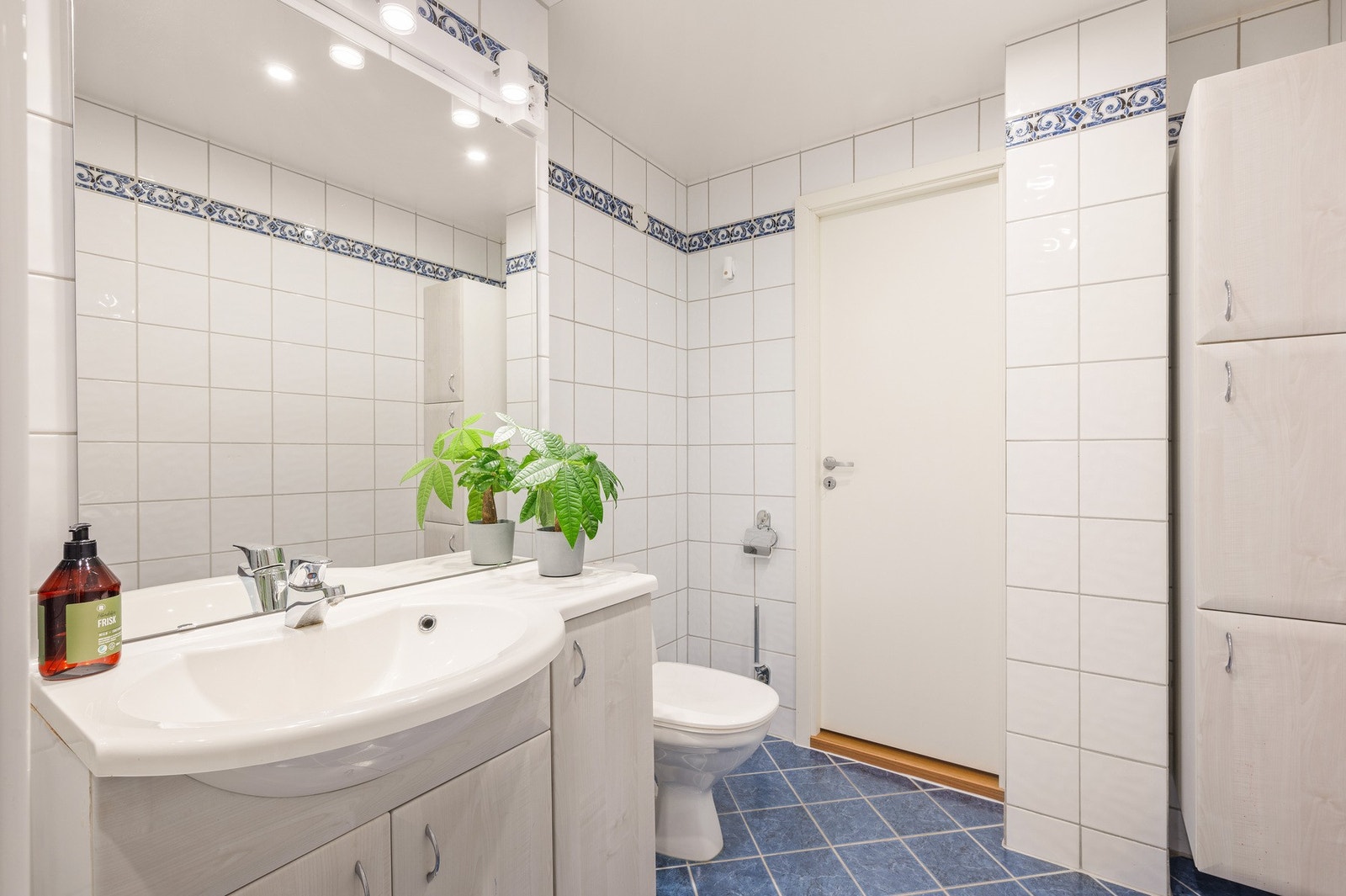 Badet er på 4,8m² og har fliser på både gulv og vegger, noe som gir en slitesterk og lettstelt overflate. Det er varmekabler i gulvet som gir god komfort Galleribilde