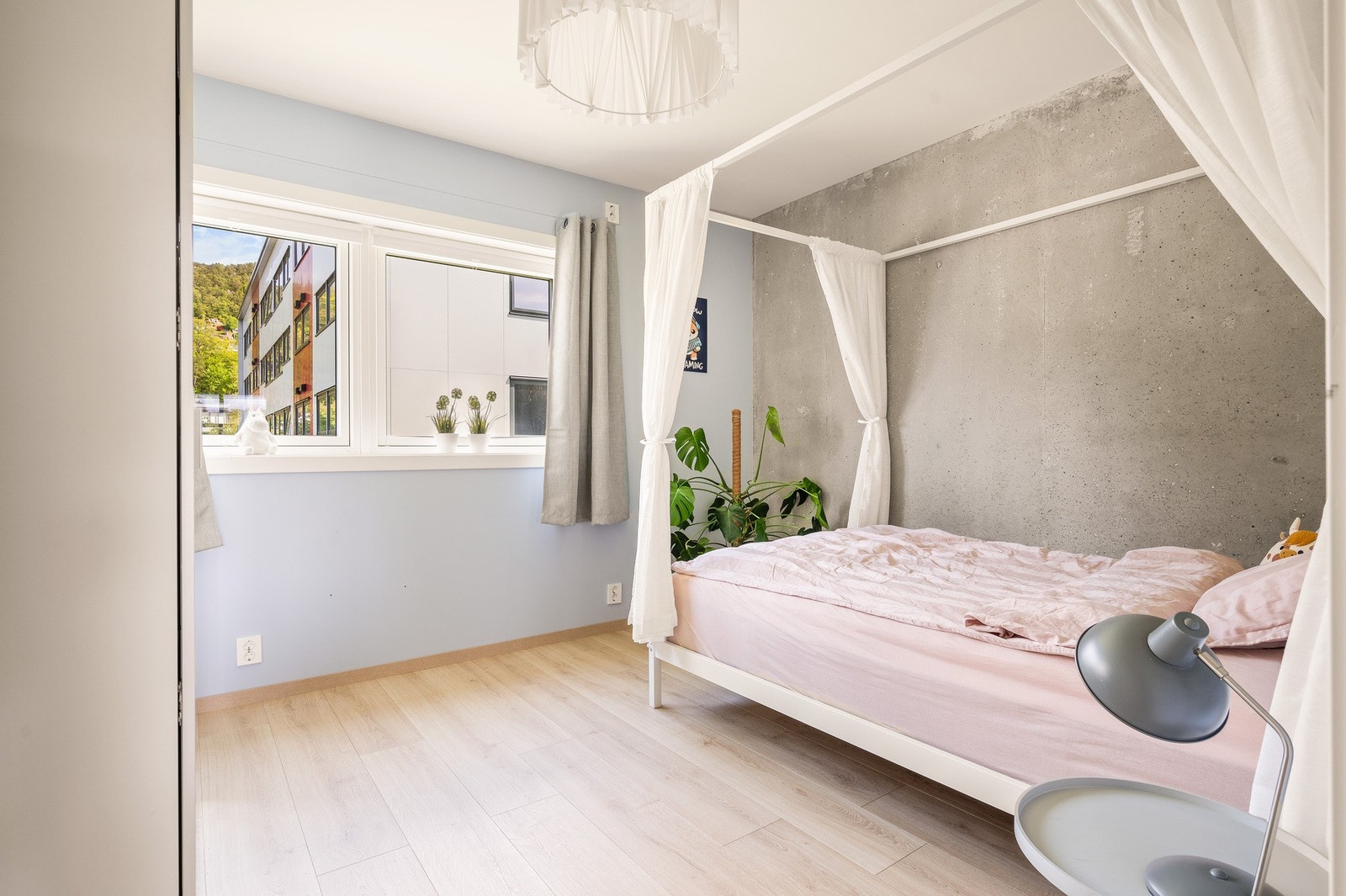 Rommet er godt utnyttet og har plass til både seng, nattbord og annet møblement Galleribilde