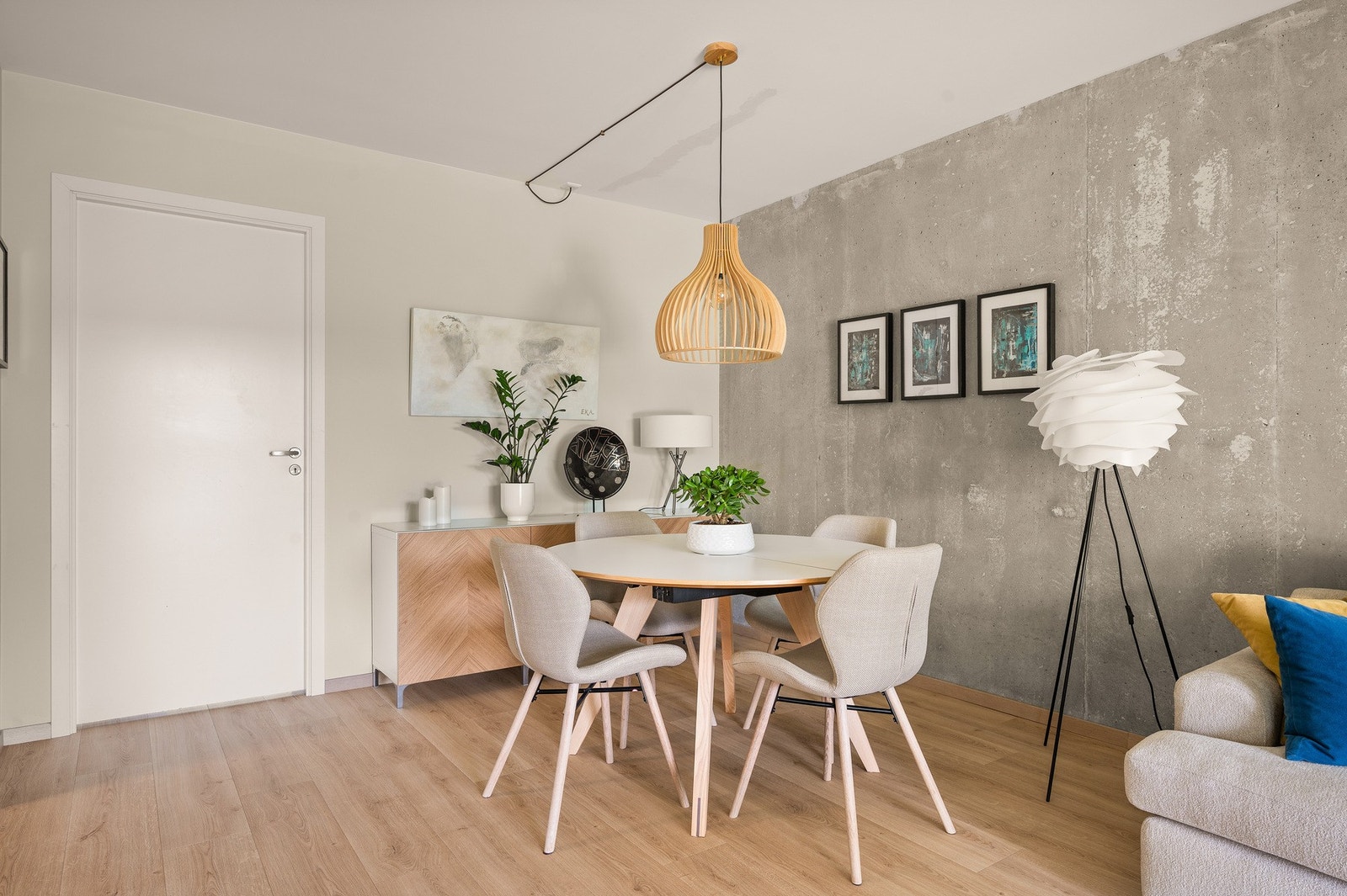 Stuen er enkel å innrede med plass til både spisebord med stoler, sofagruppe, TV og annet møblement Galleribilde