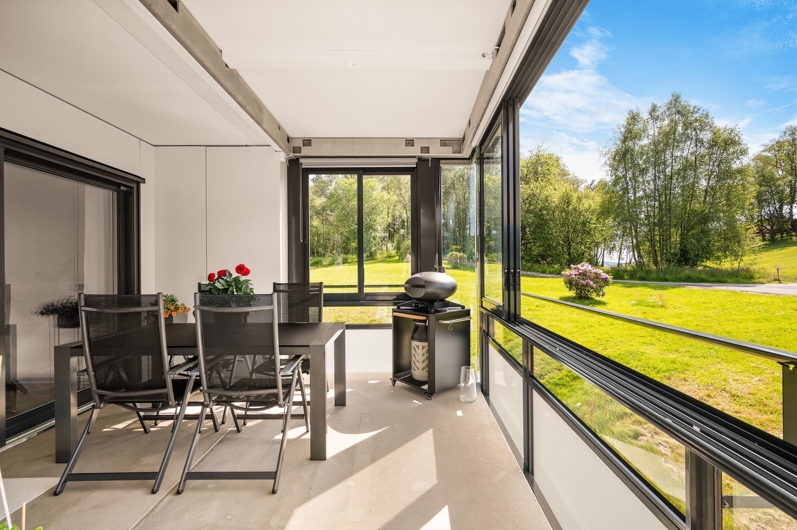 Fra stue er det utgang til en vestvendt og innglasset balkong på hele 16,8m². Her er det gode solforhold! Galleribilde