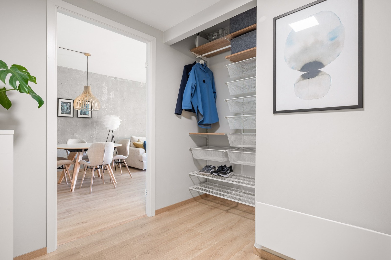 Her er det plass til å henge fra seg uteklær, samt annet ønsket møblement Galleribilde