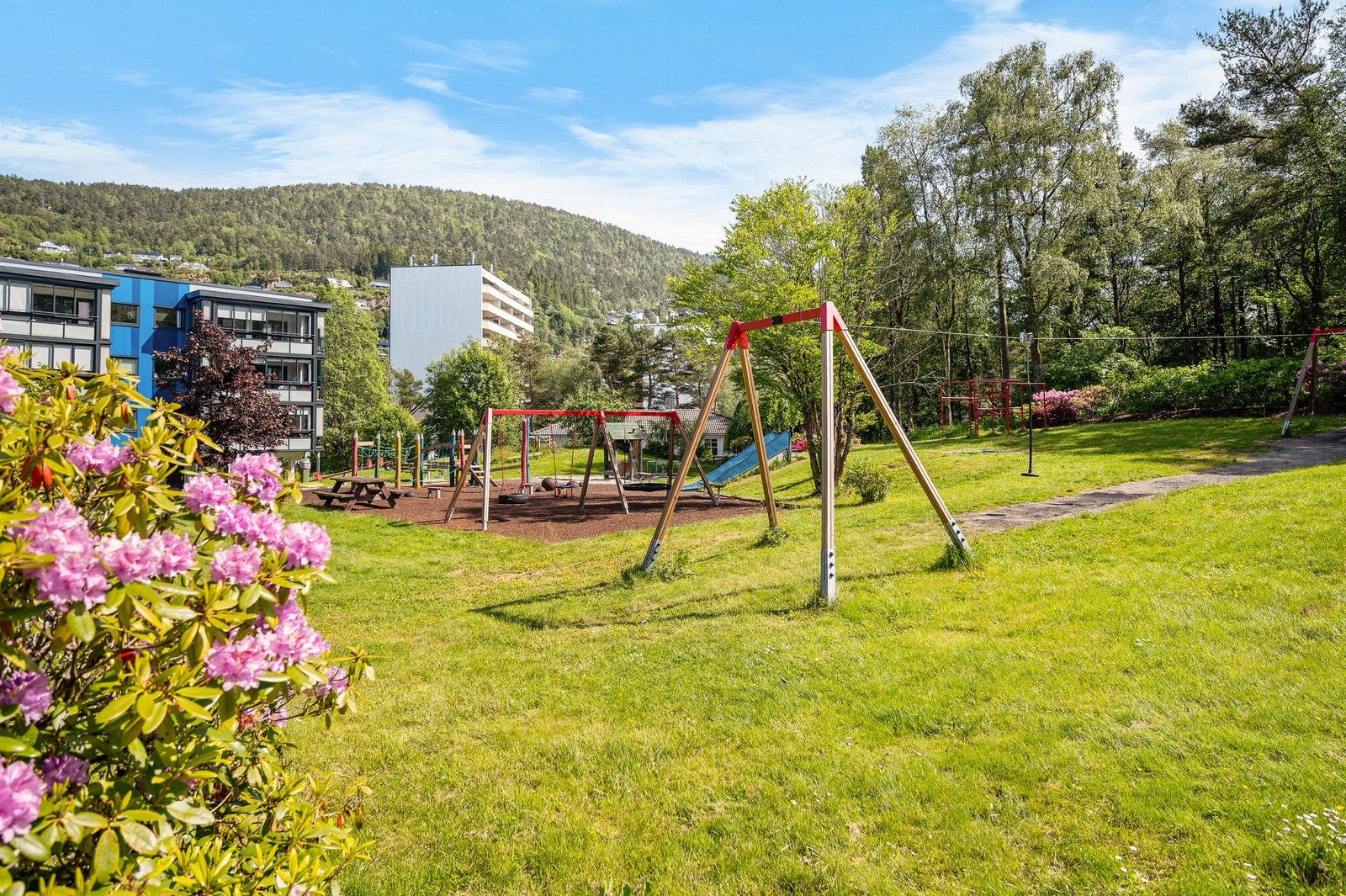 Borettslaget har pent opparbeidede fellesområder med blant annet lekeplass Galleribilde
