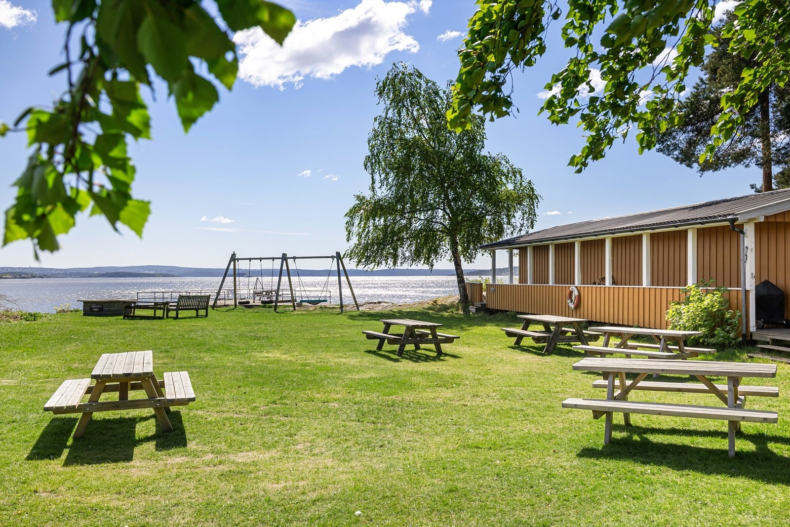 Det finnes en egen velforening for området, som eier et herlig strandområde med kun kort gangavstand fra eiendommen. Galleribilde