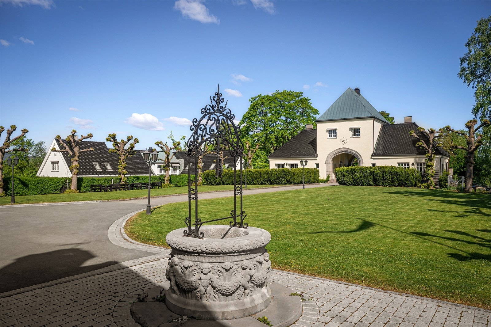 Det føles nesten som å reise tilbake i tid når du kommer opp på toppen av Lagåsen og blir møtt av de storslåtte bygningene Hovedhuset eller Portnerboligen i Lagåsen sameie. Galleribilde