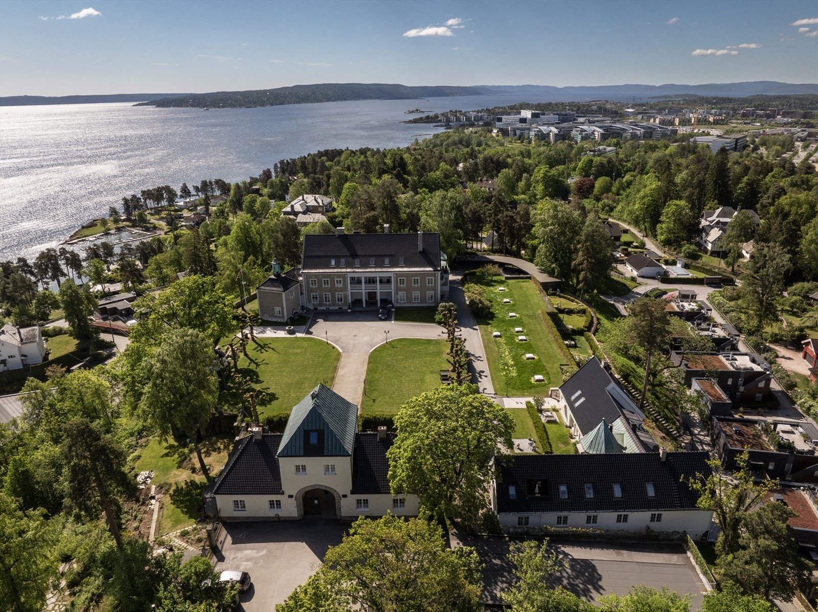Velkommen denne herskapelige eiendommen på Lagåsen - en del av den opprinnelige bebyggelsen på Fornebulandet. Galleribilde