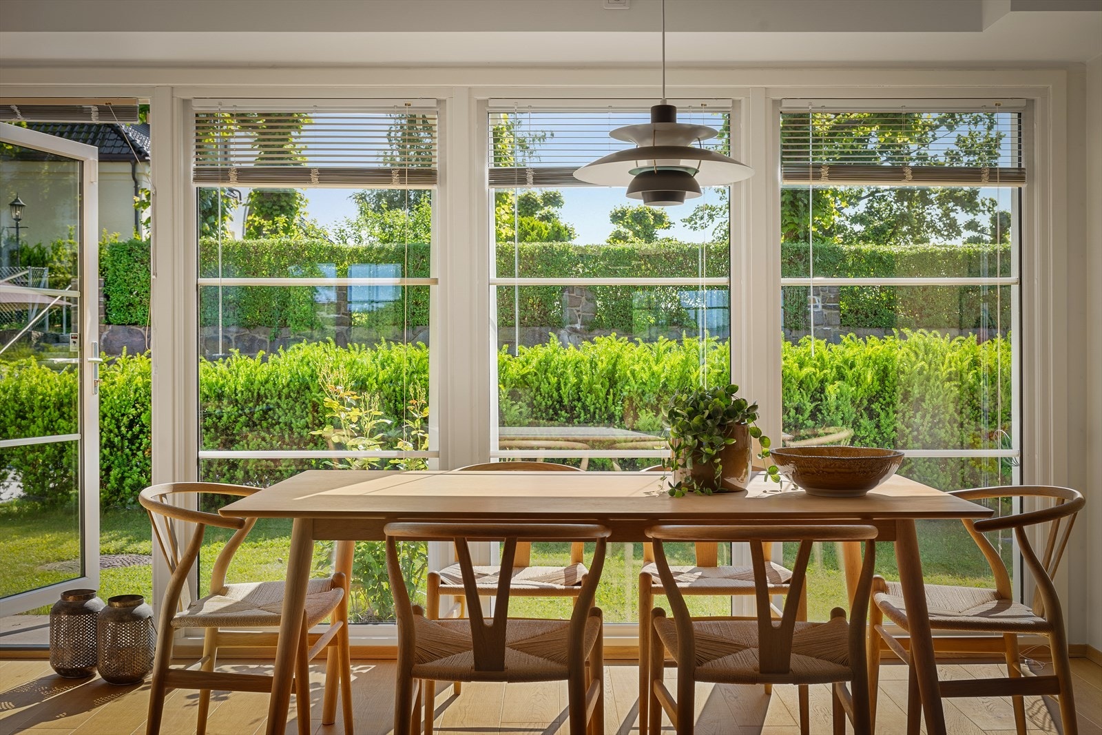 Store vindusflater slipper inn rikelig med lys. Galleribilde