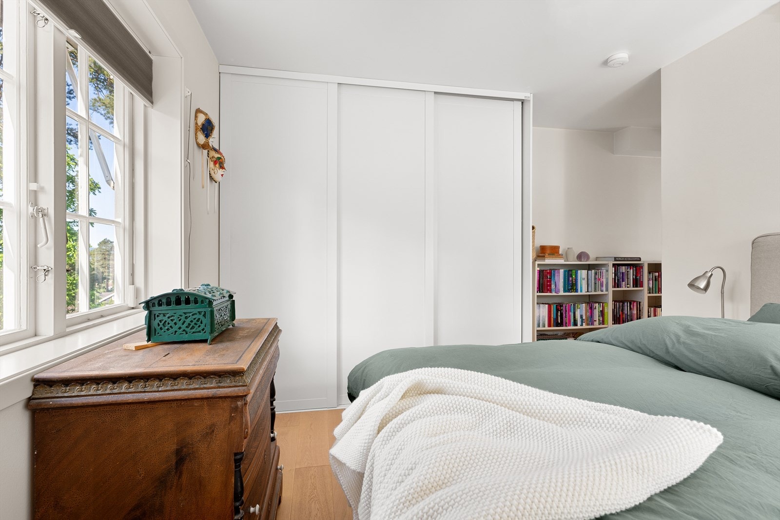 Det er godt med lagringsplass i skyvedørsgarderobe. Galleribilde